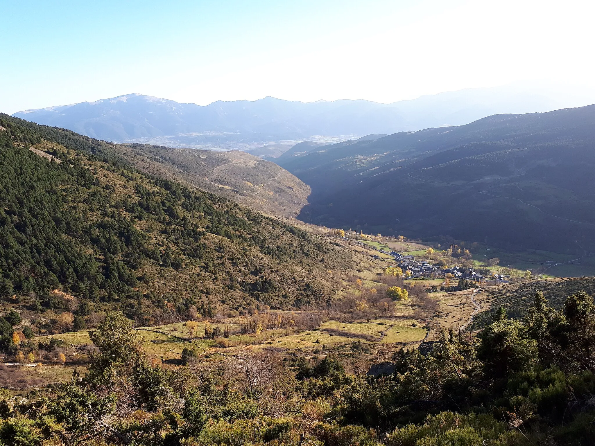 Photo showing: El poble de Meranges, vall Tova, Cerdanya. Vista del poble des del camí entre el poble i el refugi Malniu.