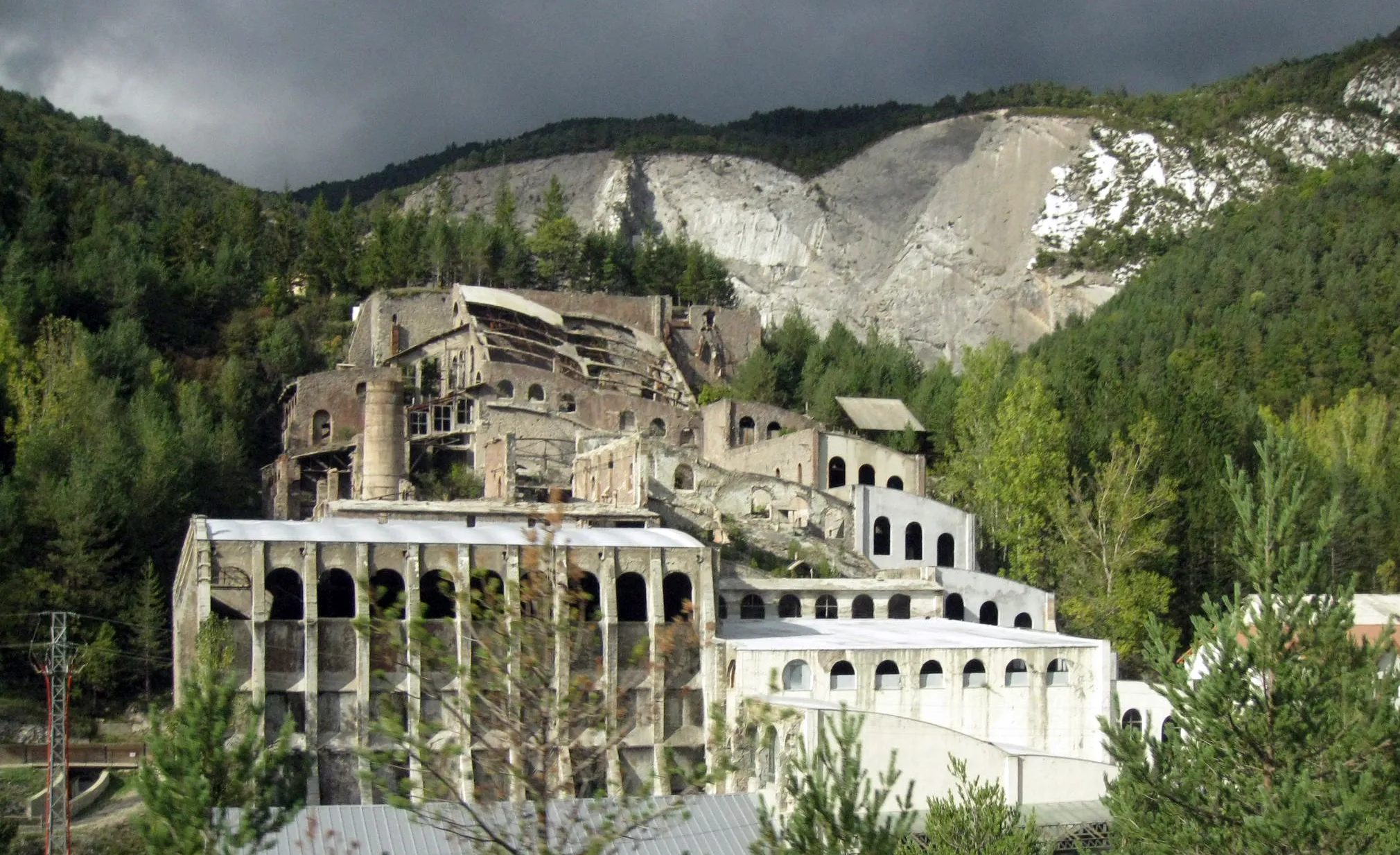 Photo showing: Antiga fàbrica de ciment Asland al Clot del Moro (Castellar de n'Hug)