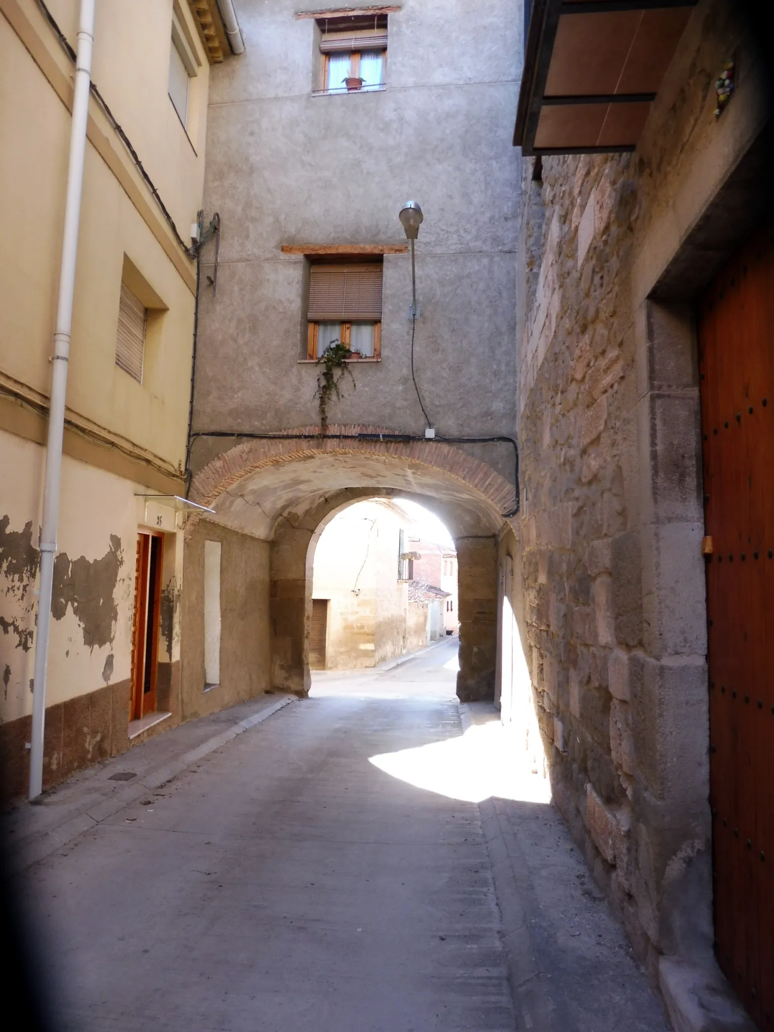 Photo showing: Murs i portal (Castelló de Farfanya): portal de Sant Antoni

This is a photo of a monument indexed in the Spanish heritage register of Bienes de Interés Cultural under the reference RI-51-0006301.