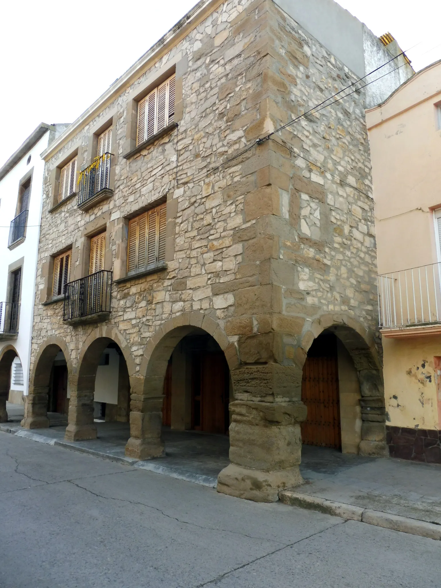 Photo showing: Casa senyorial (Bellcaire d'Urgell)

This is a photo of a building indexed in the Catalan heritage register as Bé Cultural d'Interès Local (BCIL) under the reference IPA-22140.