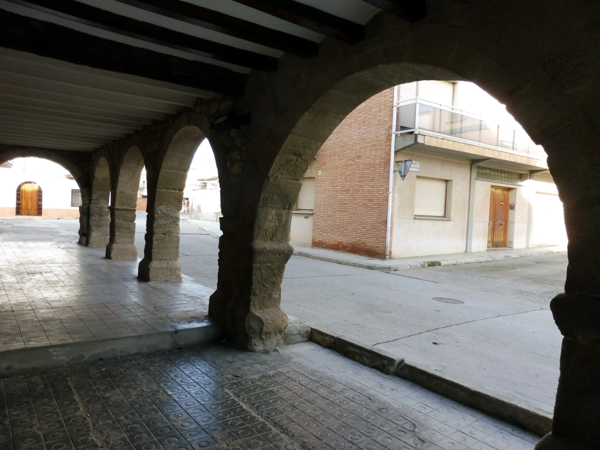 Photo showing: Casa senyorial (Bellcaire d'Urgell): porxos

This is a photo of a building indexed in the Catalan heritage register as Bé Cultural d'Interès Local (BCIL) under the reference IPA-22140.