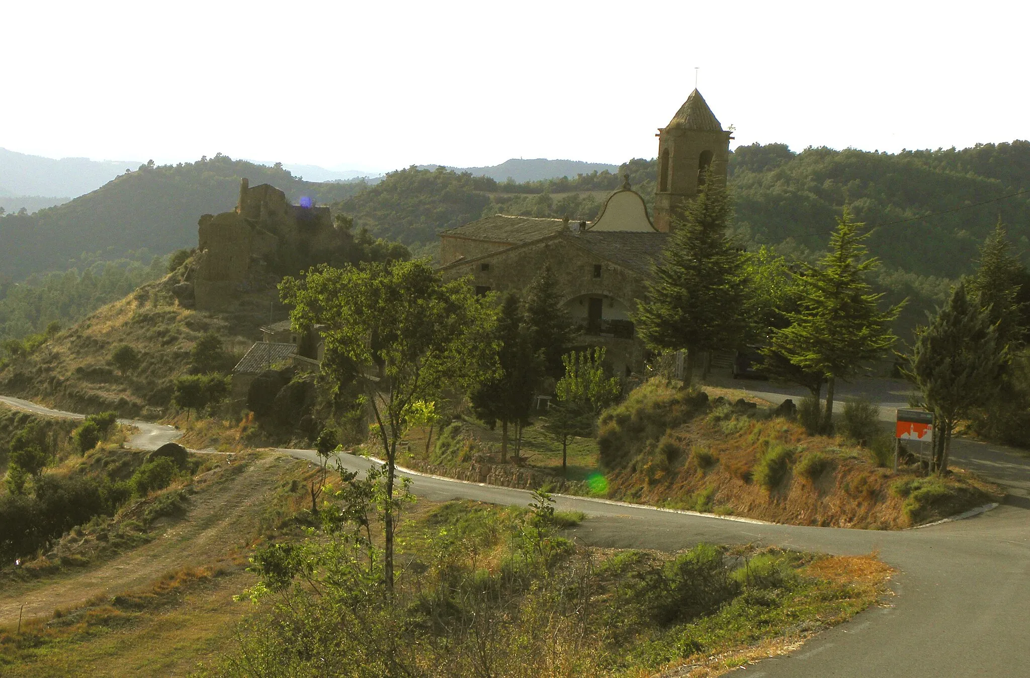 Photo showing: El nucli de Madrona, entitat de població del municiì de Pinell de Solsonès. Al fons, l'església vella i el castell. A primer terme, la rectoria i la nova església.