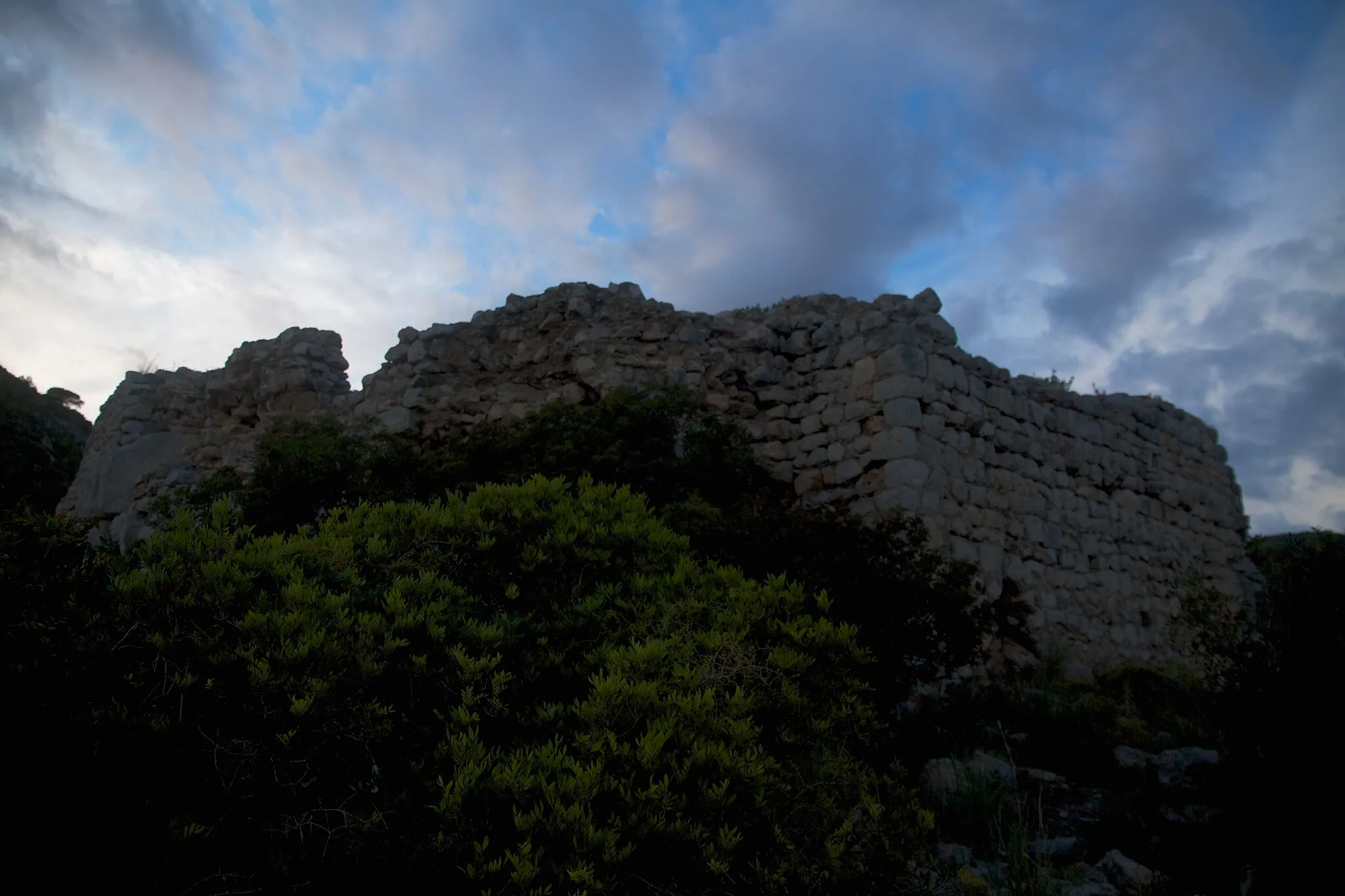 Photo showing: Antaño los castillos tenían torres altas de piedra desde las que defendían territorios. Ahora solo quedan unas piedras.