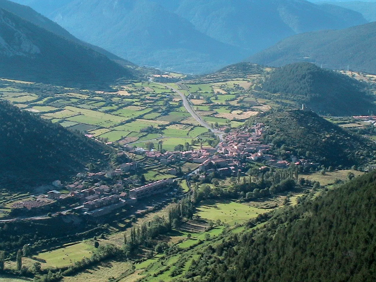 Photo showing: Vista de Gósol tot pujant als Cloterons. Gòsol (Berguedà - Catalunya)