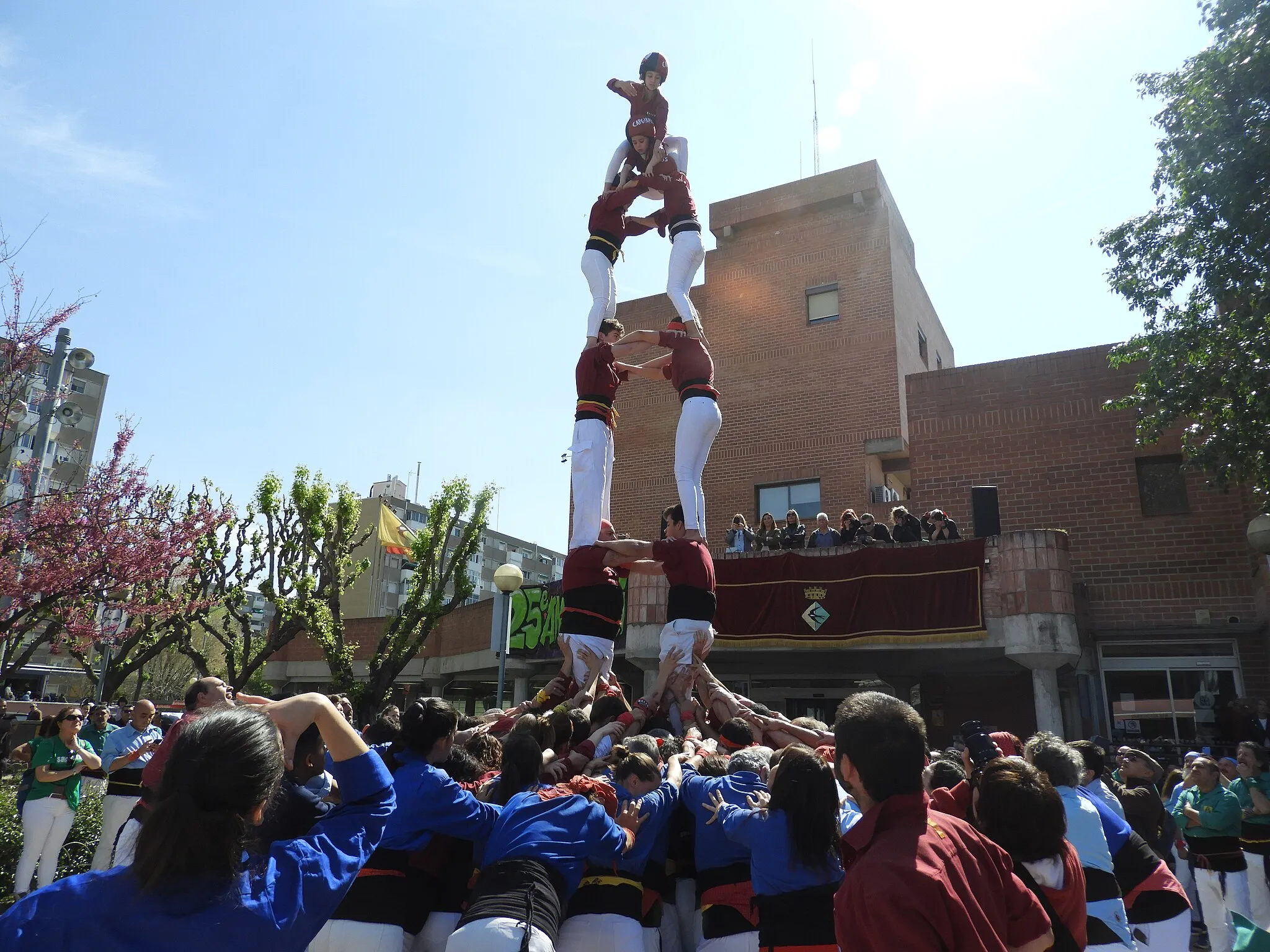 Photo showing: Torre de 6 dels Castellers de Castellar del Vallès. Actuació del 25è Aniversari de Badia del Vallès amb Castellers d'Esplugues, Castellers de Sabadell, Castellers del Poble-sec i Capgirats de Castellar del Vallès. Foto: J. S.