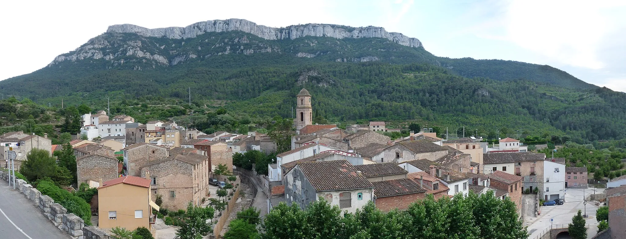 Photo showing: La Torre de Fontaubella at the slope of Mola de Colldejou