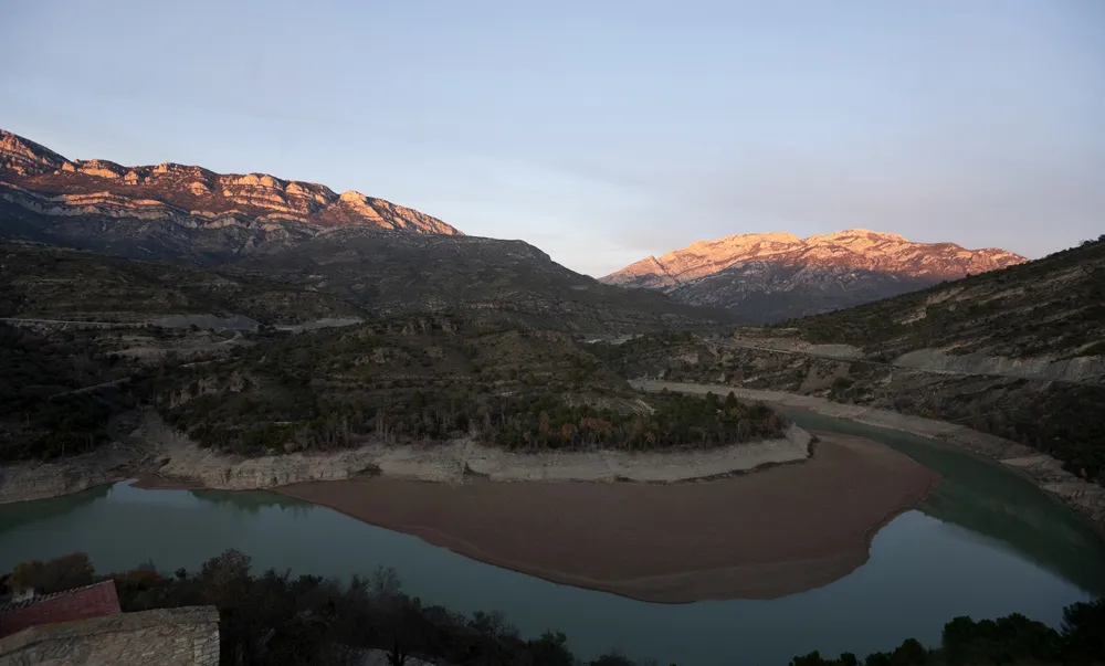 Photo showing: Meandre de la cua de l'embassament de Camarasa, des de Sant Oïsme. Al fons, el Montsec d'Ares a l'esquerra i el de Rúbies, a la dreta, separats pel Pas de Terradets.