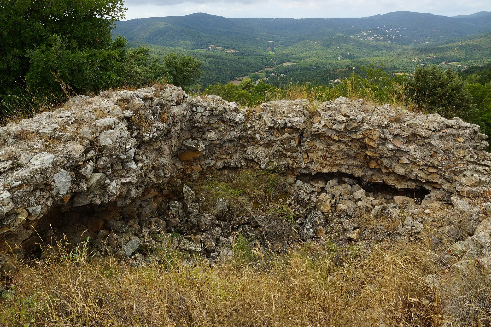 Photo showing: Calonge (Castellbarri), Catalonia: Ruins of a medieval watch tower