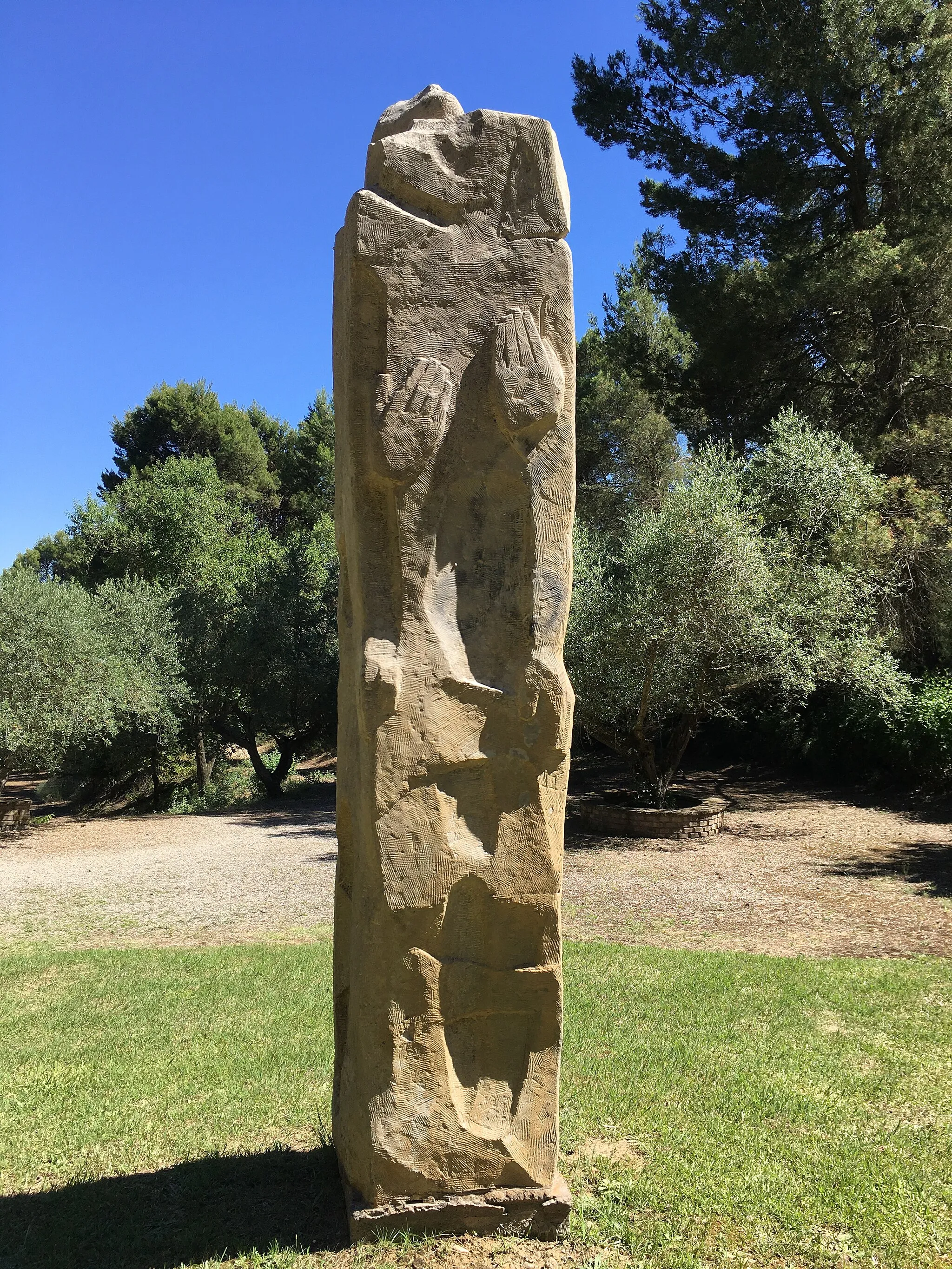 Photo showing: Figura dolorosa de la Pietat, situada al cementiri del Col·legi Sant Pere Claver de Raimat (1980). Escultura en pedra arenisca.