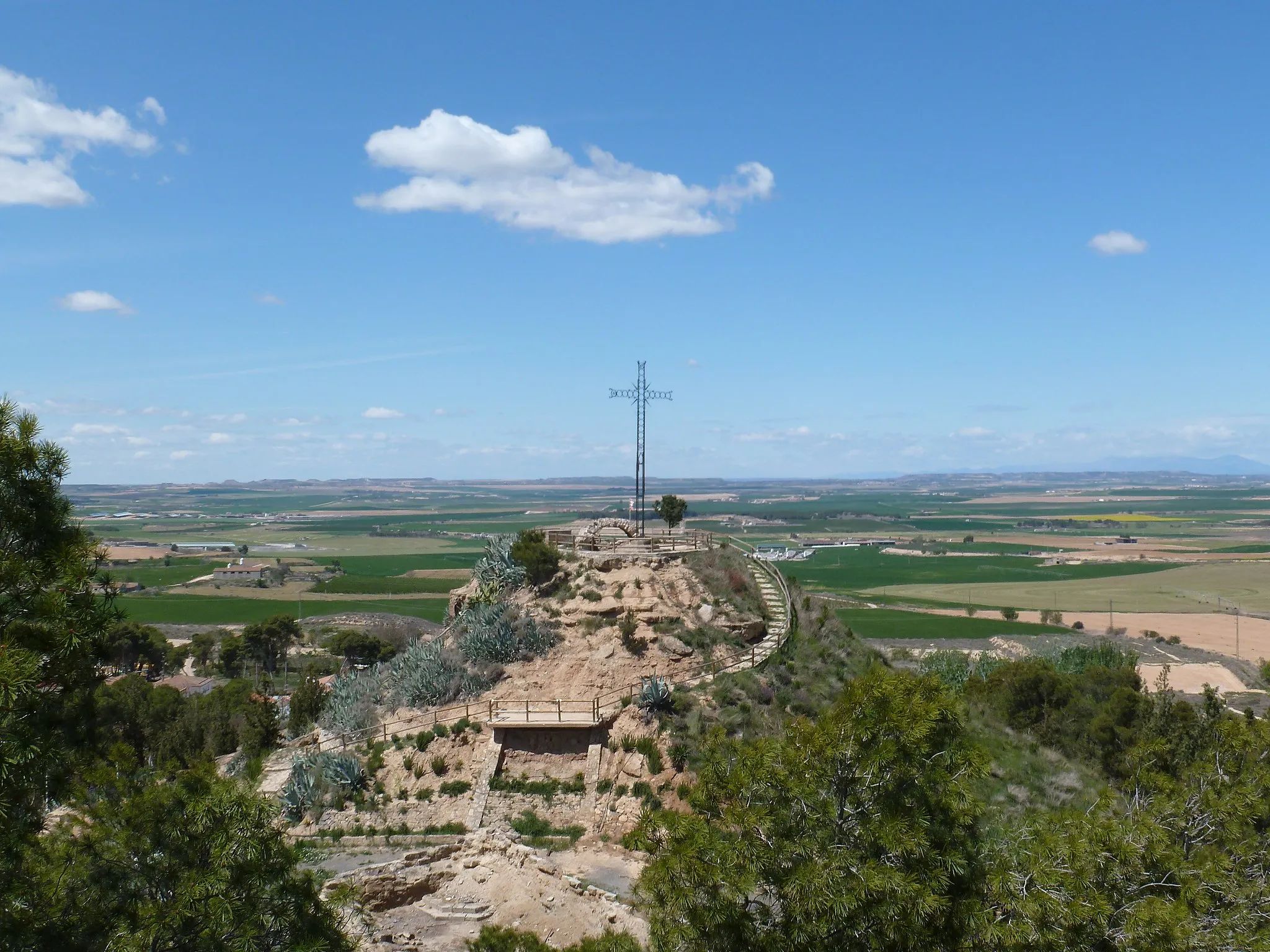 Photo showing: Vista del mirador del Vilot, en primer plano la torre de vigia y de fondo la frontera política Aragón-Cataluña