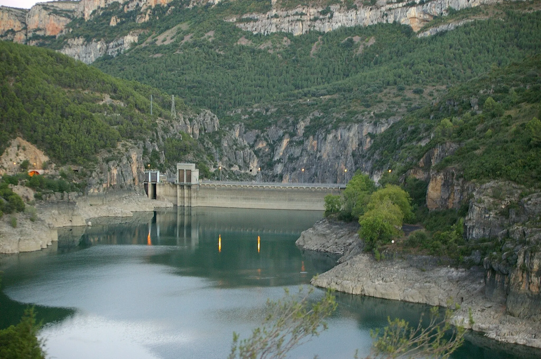 Photo showing: Río Noguera Pallaresa a su paso por el pantano de Camarasa. Vista trasera de la presa (Lérida, España)