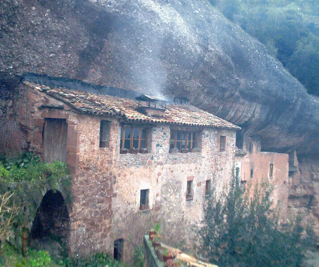 Photo showing: Prop de Mura, i comunicada amb el poble per una pista sense asfaltar en bon estat i amb indicadors, Hi trobem can Puig de la Balma. una masia ocupada al menys des del segle X.
La major part de la casa té com a sostre una balma natural de grans dimensions i està condicionada com a museu, amb temàtica local i sobre la vida rural. Unes habitacions han estat condicionades per a el turisme rural.
En un edifici proper hi ha un petit restaurant i també una capella relativament moderna.

This is a photo of a building indexed in the Catalan heritage register as Bé Cultural d'Interès Local (BCIL) under the reference IPA-16830.