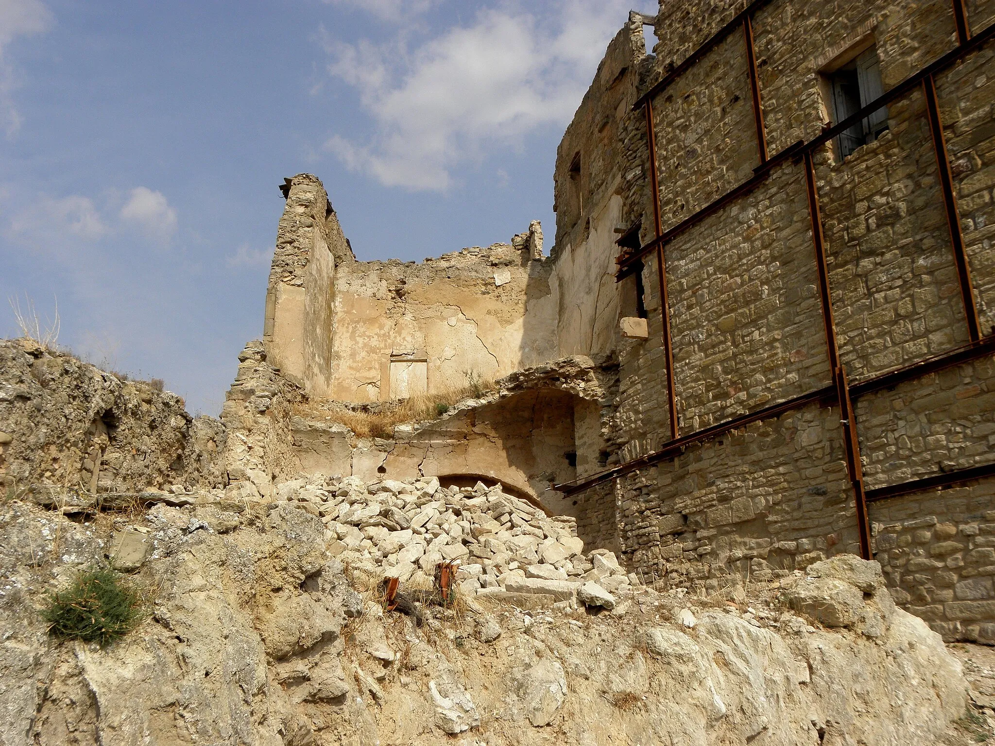 Photo showing: El castell d'Enfesta (municipi de la Molsosa, Solsonès). El sector enrunat del castell.