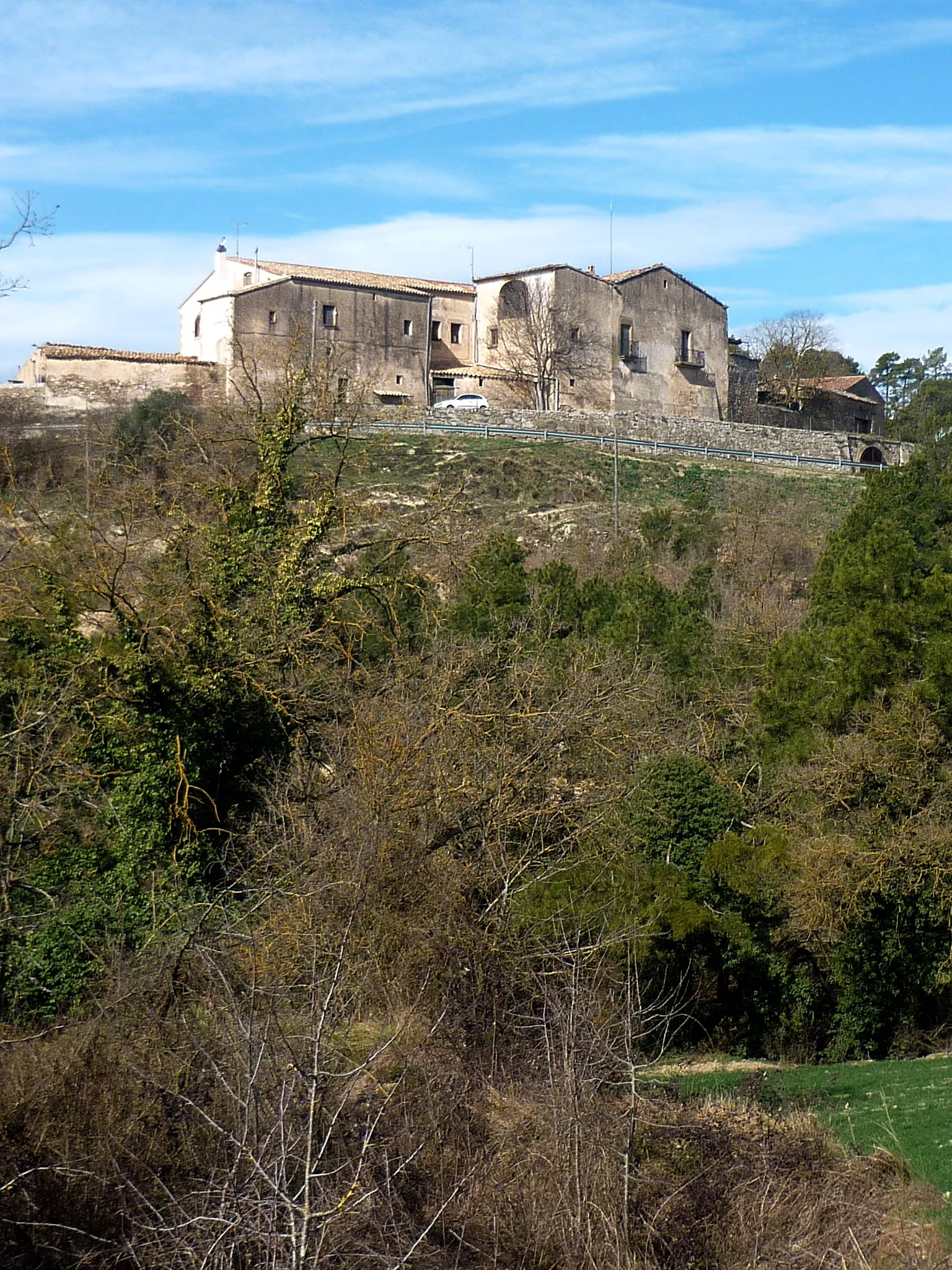 Photo showing: Mas Puigpelat (la Molsosa), des del molí de Santa Eulàlia