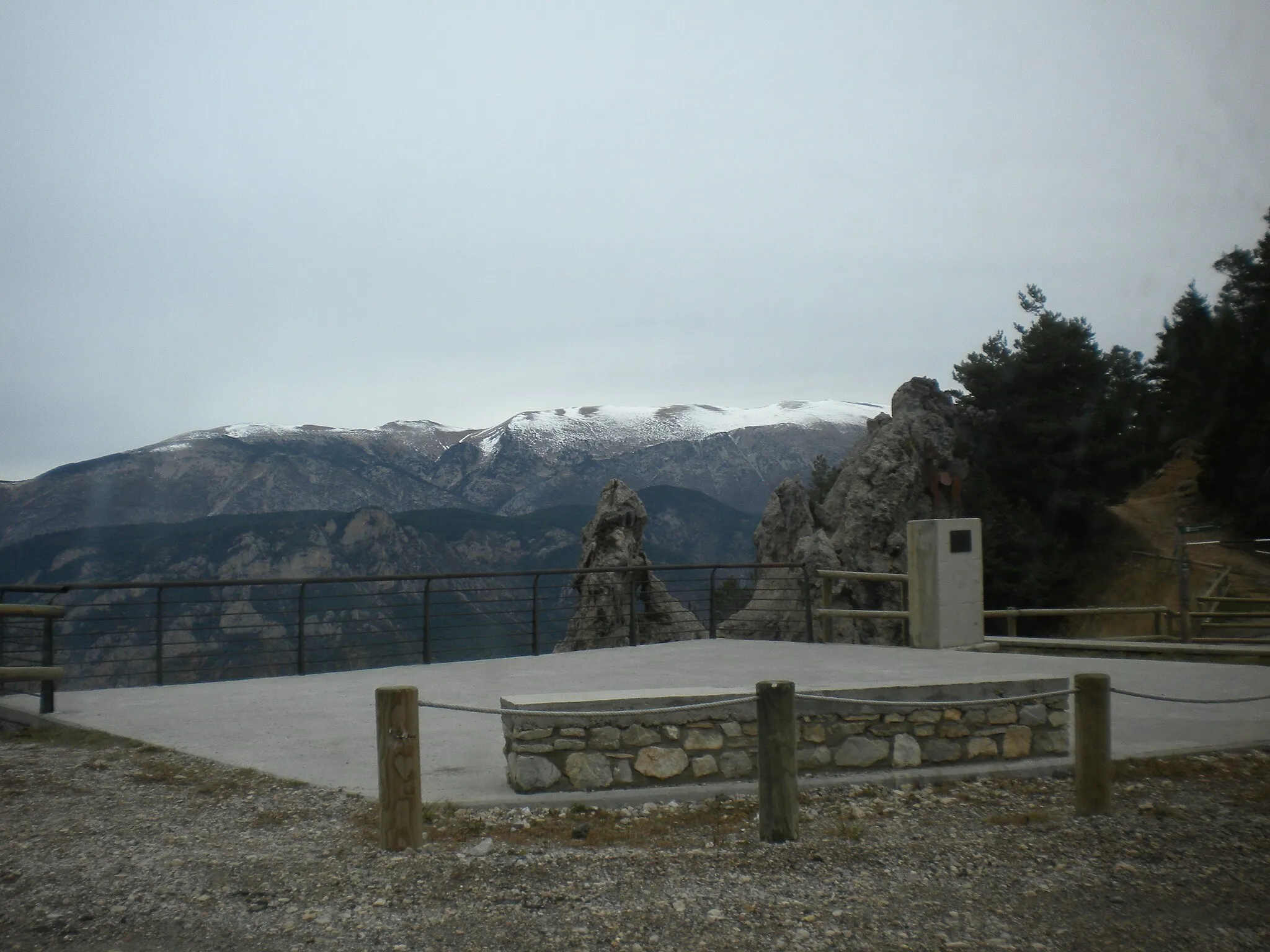 Photo showing: El Coll de Port, al fons el Cadinell i la Serralada del Cadí. Terme municipal de Josa i Tuixent (Alt Urgell).