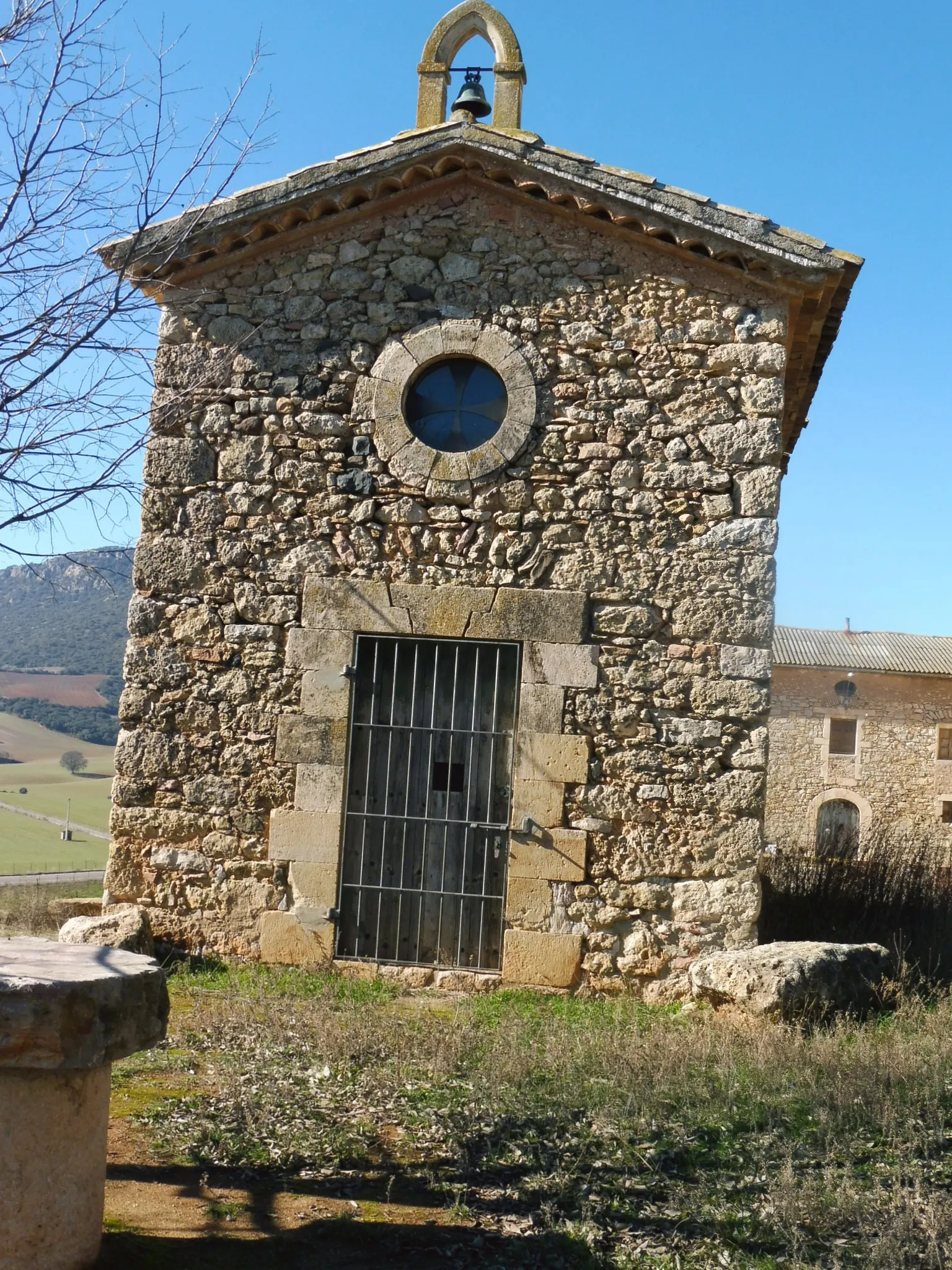 Photo showing: Mas dels Canonges de Vilamajor (Àger): capella de Sant Josep

This is a photo of a building indexed in the Catalan heritage register as Bé Cultural d'Interès Local (BCIL) under the reference IPA-21942.