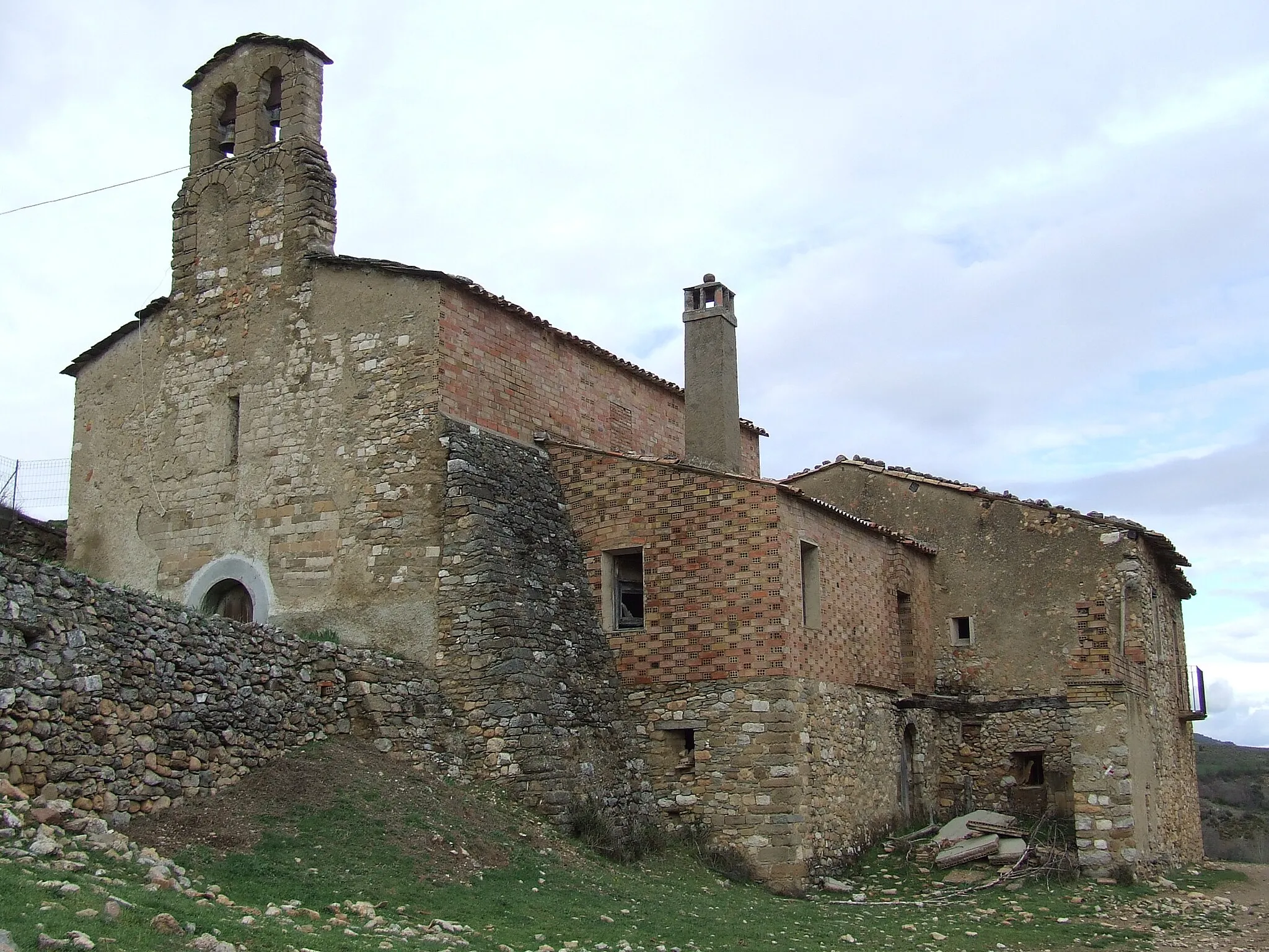 Photo showing: L'església i el que fou rectoria o monestir (Sant Esteve de la Sarga, Pallars Jussà)
