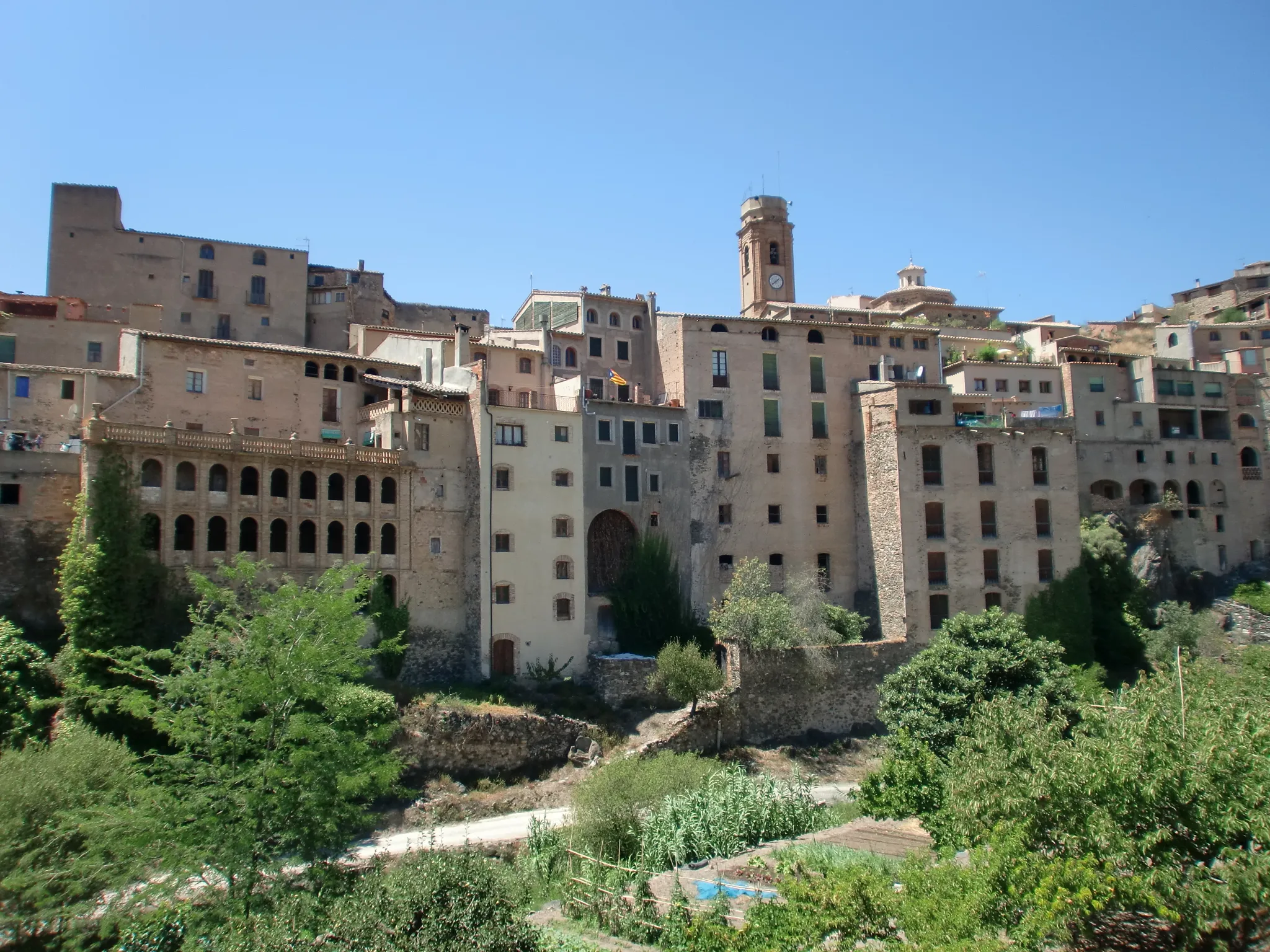 Photo showing: Les façanes del riu (la Vilella Baixa)