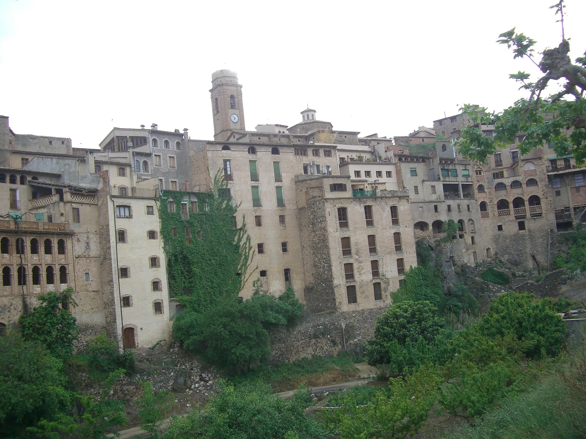 Photo showing: Les altes façanes del riu de la Vilella Baixa, també anomenades la "Nova York del Priorat" (la Vilella Baixa, Priorat, Catalunya)