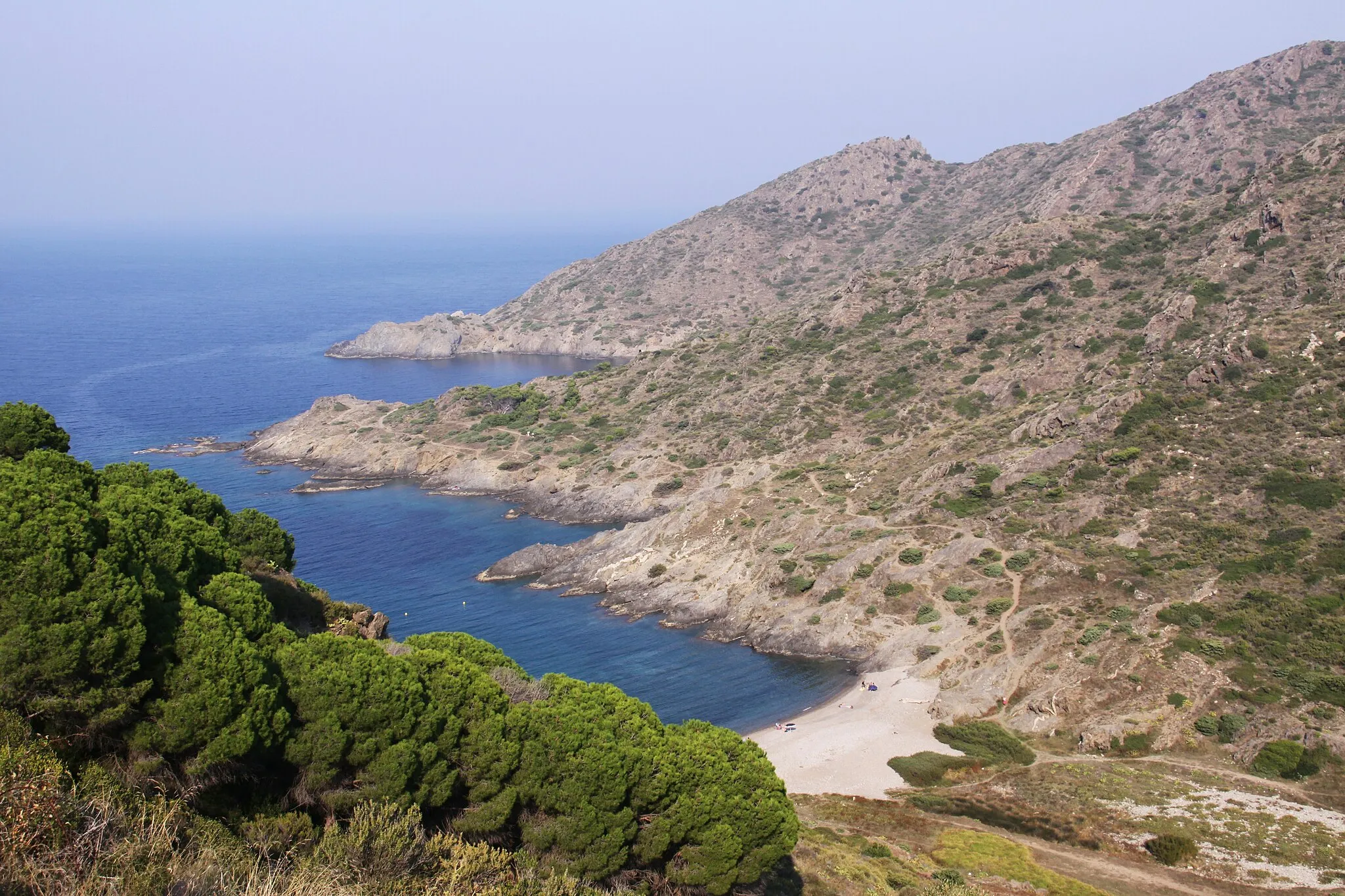 Photo showing: La Cala Tamariua est située près de la Punta de la Creu (Pointe de la Croix) et du lotissement "La Tamariua". C' est dans cette crique que commence le Parc Natural del Cap de Creus (Parc Naturel du Cap de Creus). Cala: crique.

El Port de la Selva, Catalogne, Espagne.