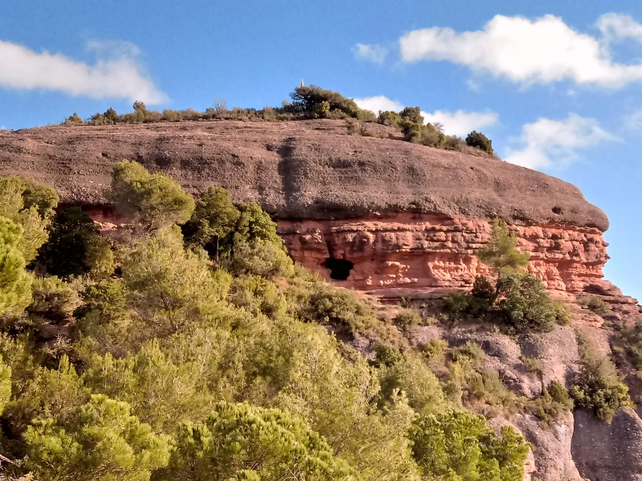 Photo showing: Turó de Cantacorbs (675,4 m), situat a Mura, a la comarca del Bages.