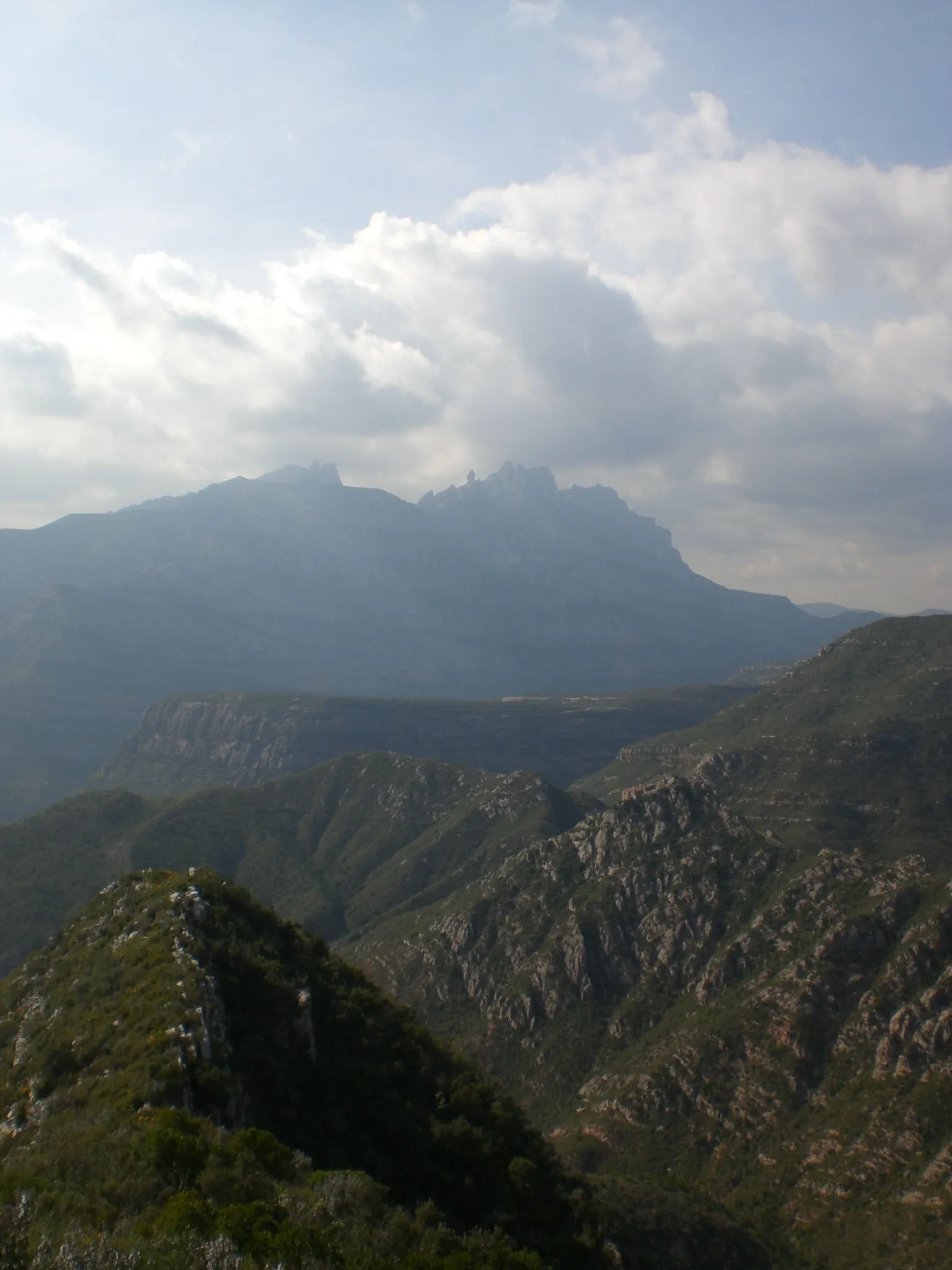 Photo showing: Montserrat i Sant Salvador de les Espases des del Puig Cendrós (març 2011)