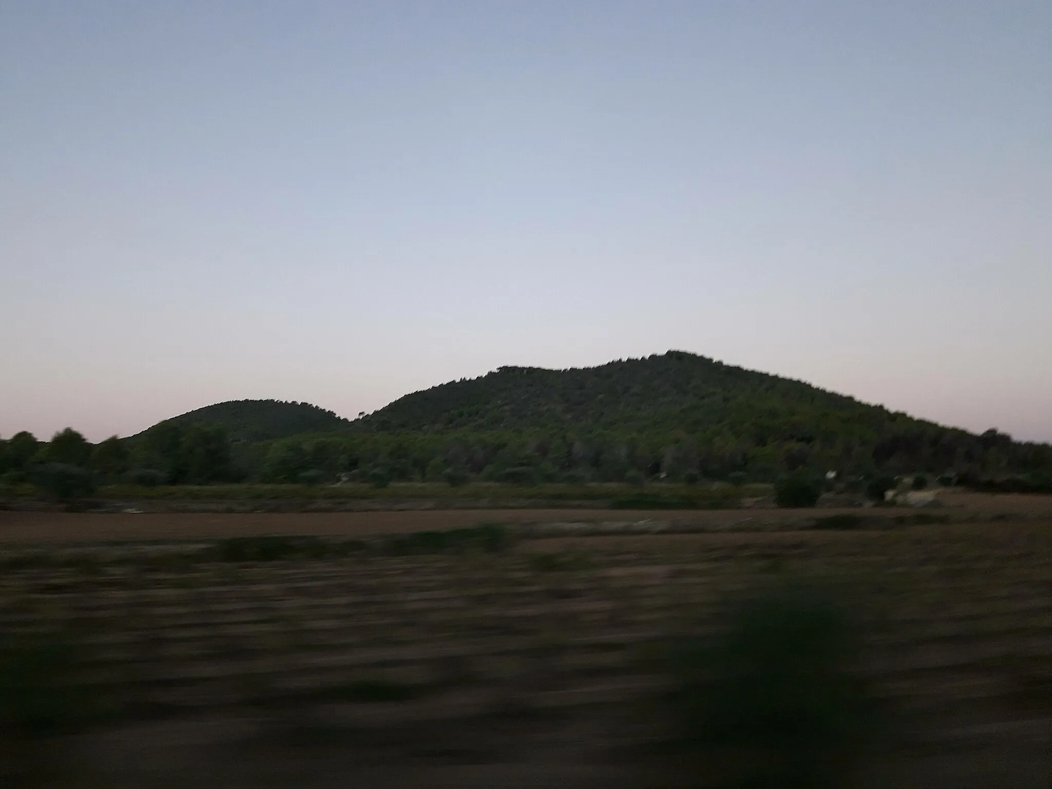 Photo showing: Les Torretes i la serra de la Papiola, vistes des de l'autopista.