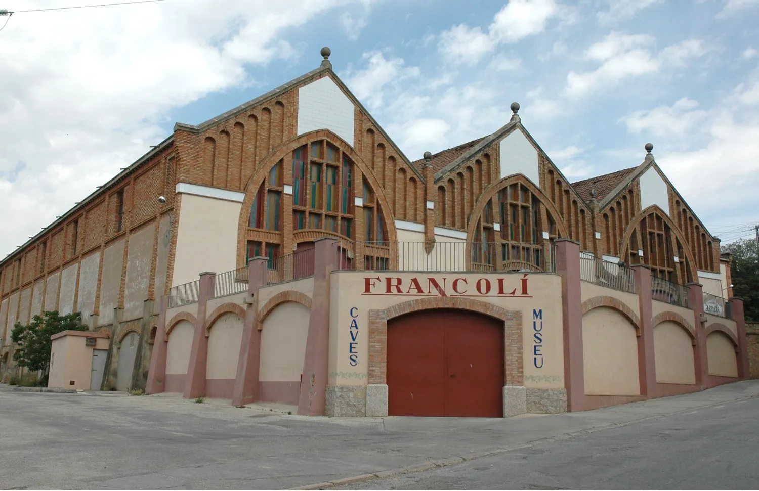 Photo showing: Celler L'espluga de Francolí

This is a photo of a building indexed in the Catalan heritage register as Bé Cultural d'Interès Local (BCIL) under the reference IPA-12711.