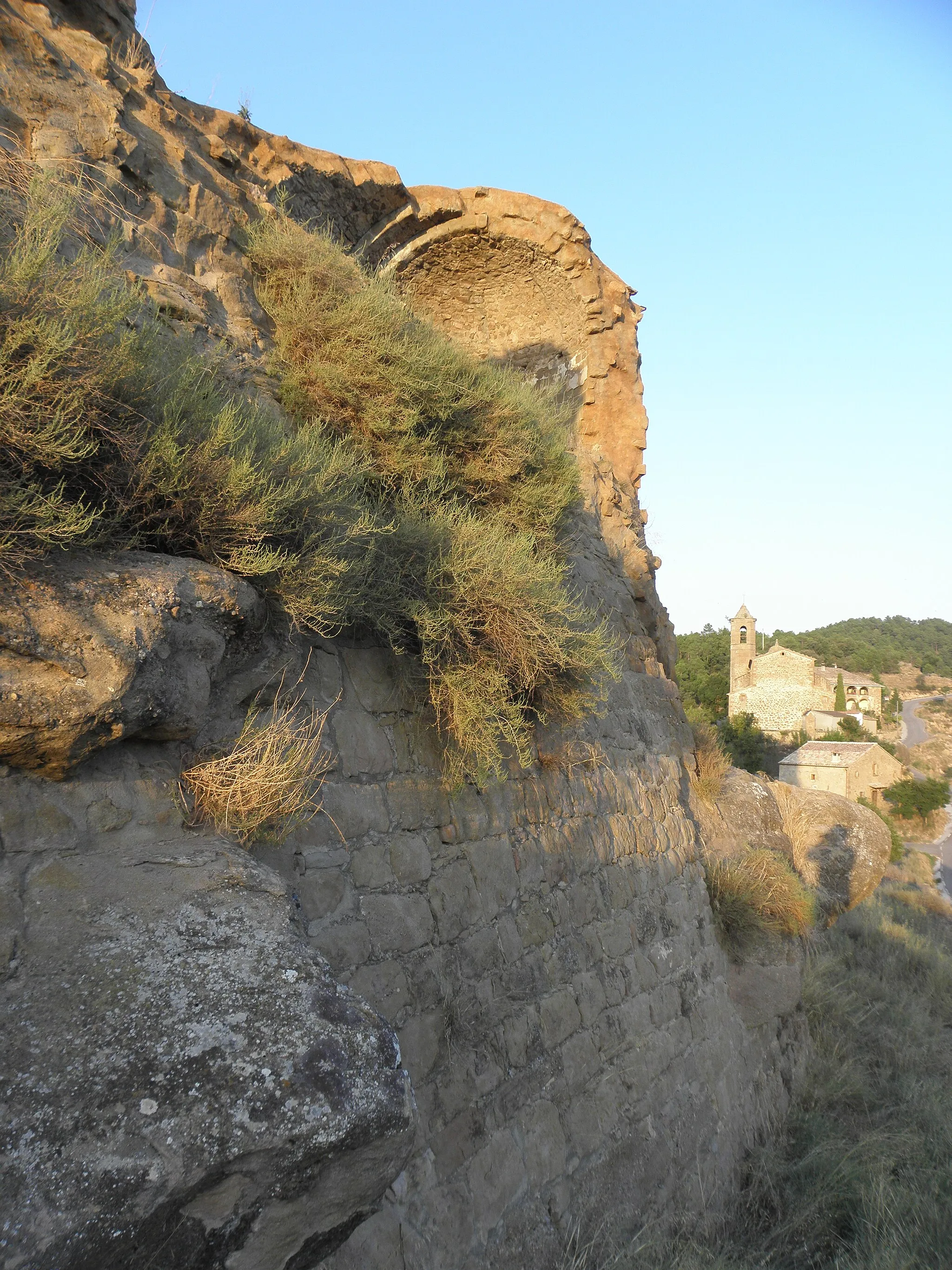 Photo showing: El mur de sota l'església romànica de Sant Pere de Madrona