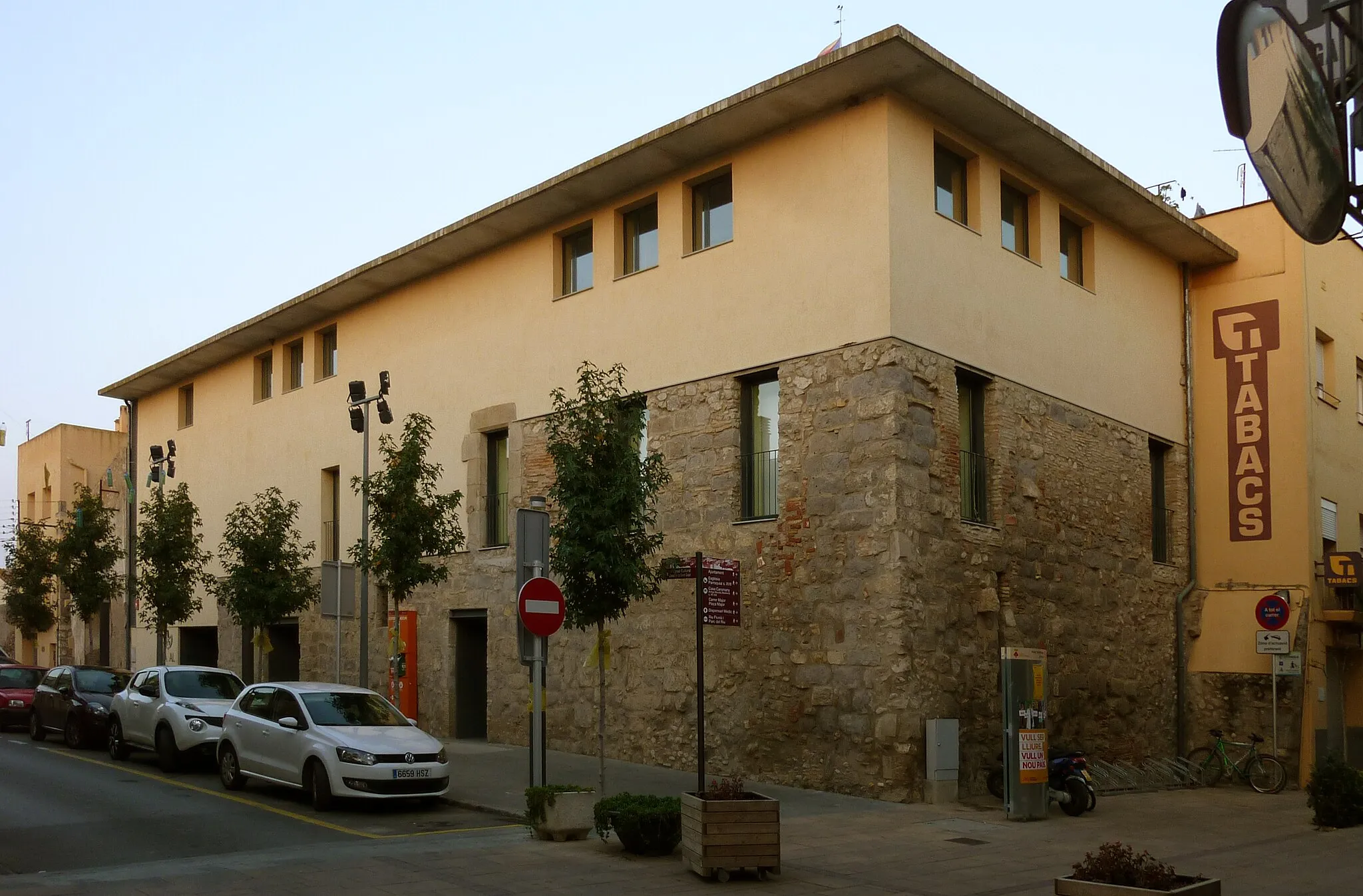 Photo showing: Casal de Sant Pere Pescador vist des de la cantonada del c. Forn amb c. del Mar.
