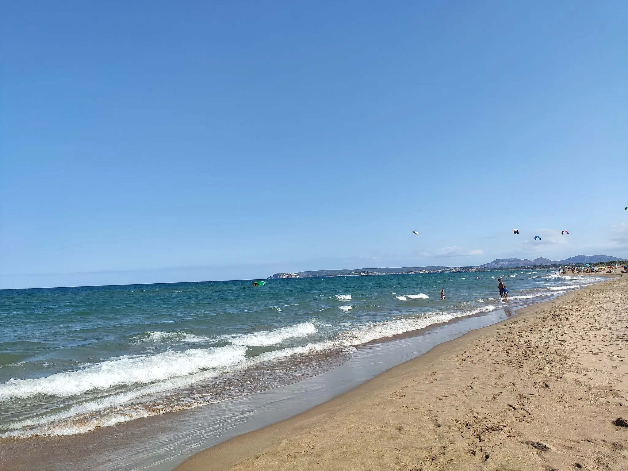 Photo showing: Des de la Platja de La Cagarra mirant cap al Massís del Montgrí i L'Escala