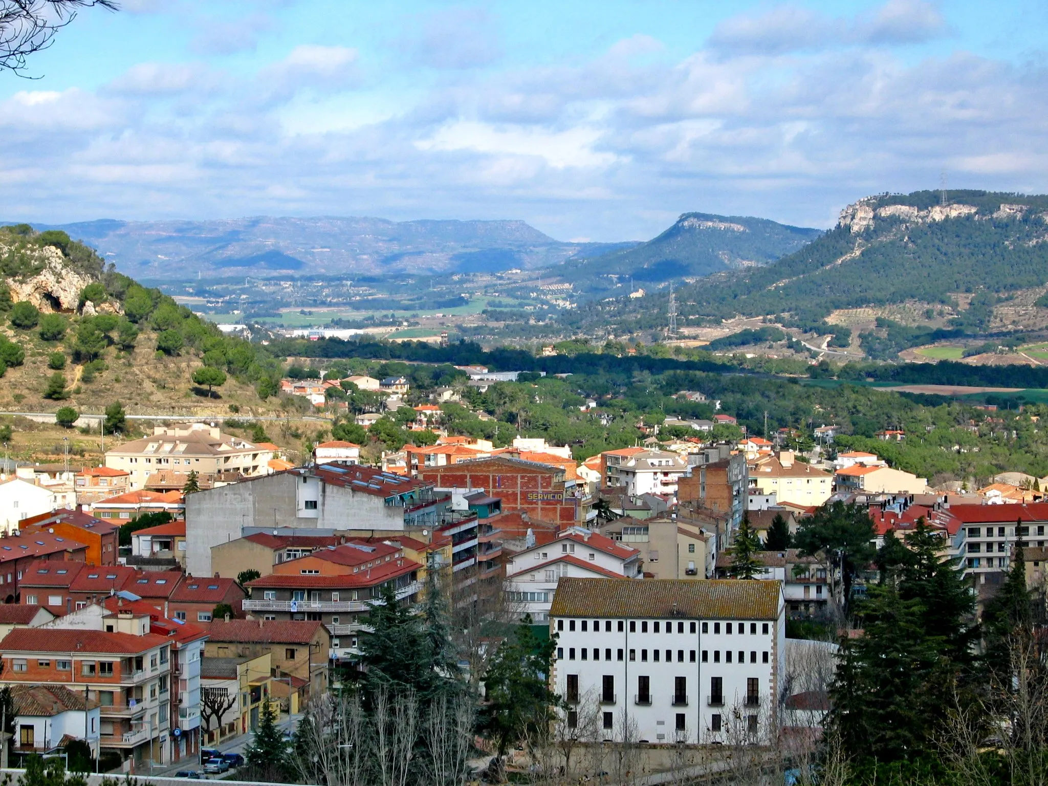 Photo showing: Vista de Capellades des del Cementiri. Al centre-dreta, muntanya del Puig d'Aguilera. A la dreta, muntanya dels mollons.