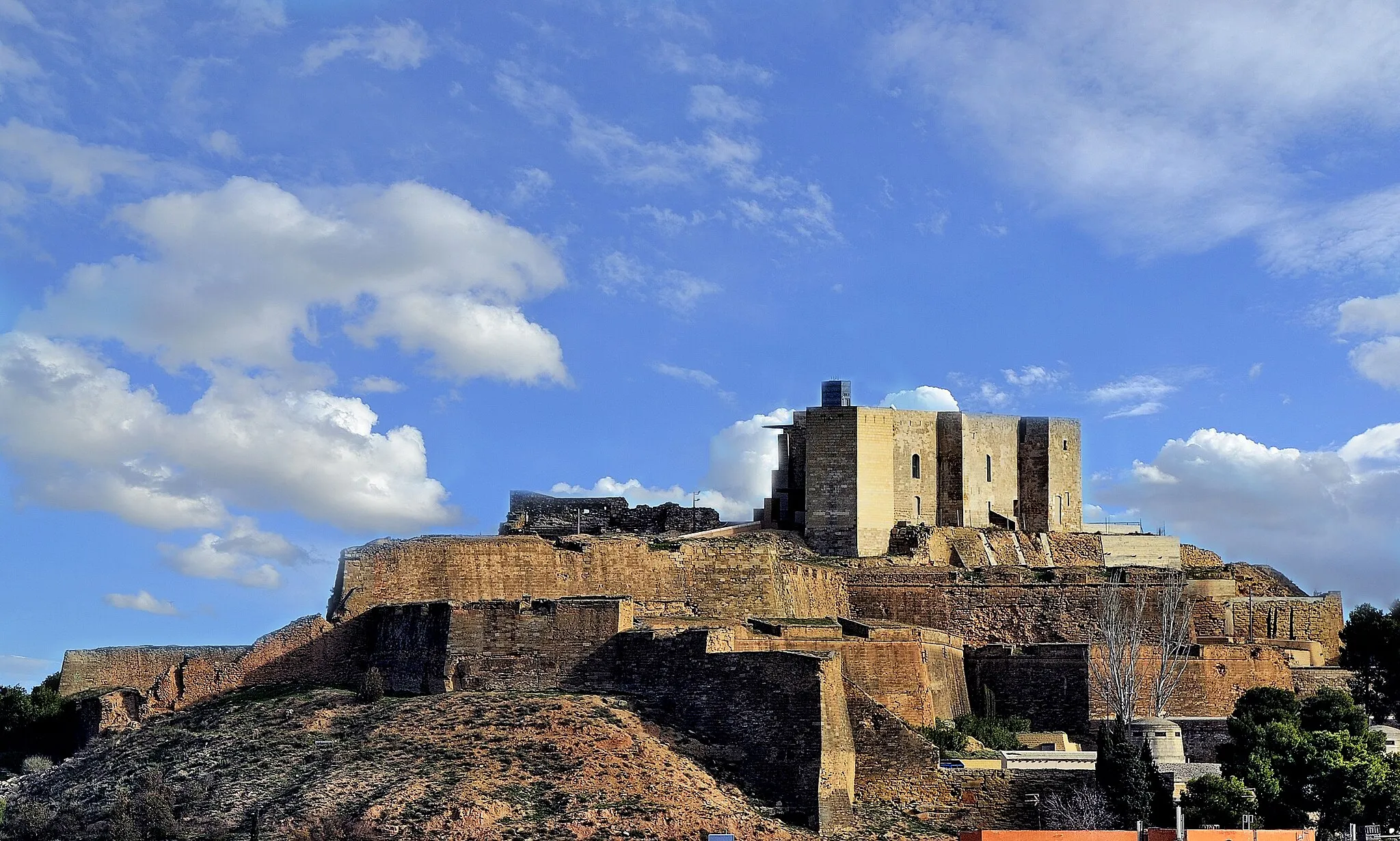 Photo showing: El Castillo del Rey o la Suda (IX-XII y XIV) está construido sobre la denominada "roca sobirana"