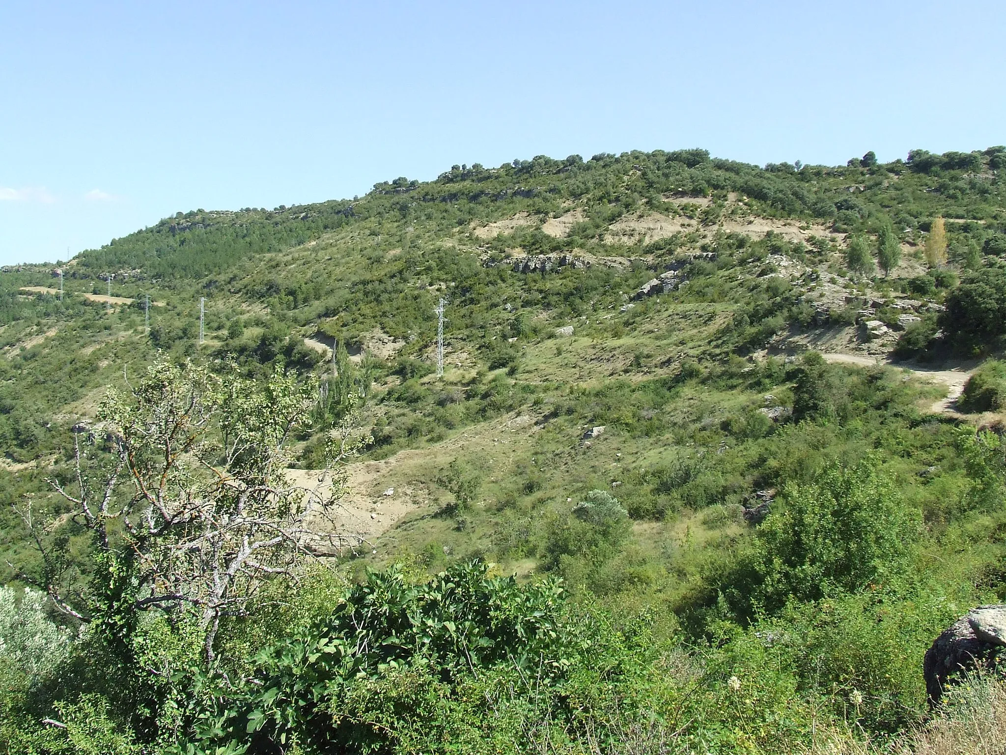 Photo showing: Forat Negre, a la Serra del Meüll (Mur, Castell de Mur, Pallars Jussà)