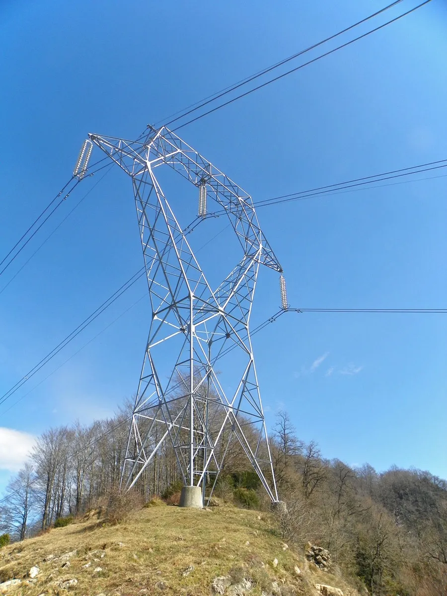 Photo showing: Suspension pylon of the Baixas–Vic power line (FR–ES, 400 kV) north of Ciuret, Vidrà, Catalonia, Spain