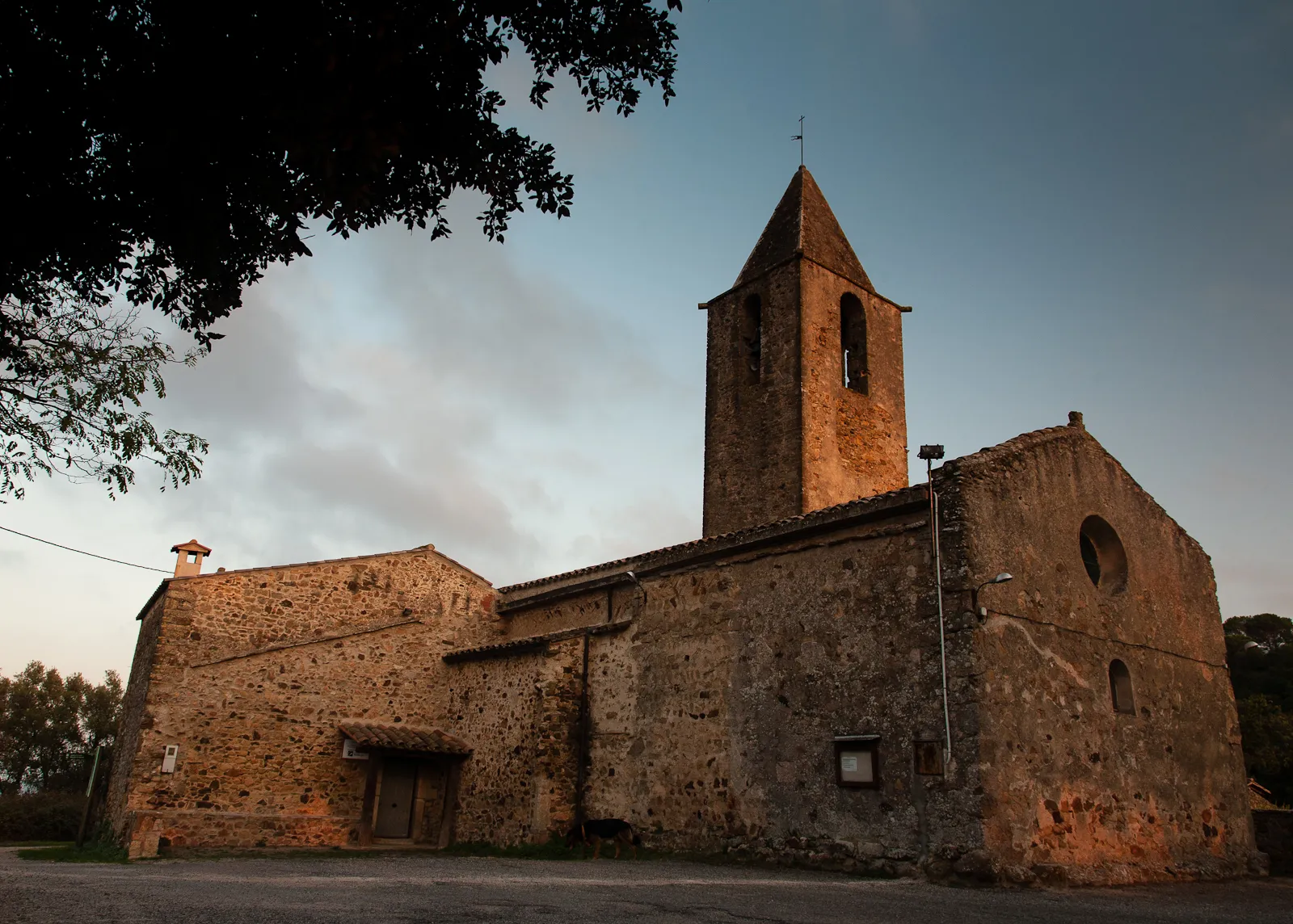 Photo showing: Façana principal de l'Esglèsia de Sant Mateu de Montnegre (Quart), ubicada a les Gavarres.