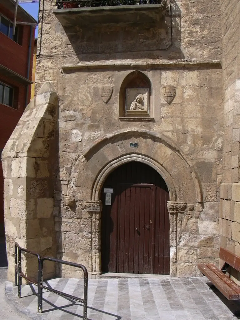 Photo showing: Fraga. Uno de los portales románicos de la iglesia de san Pedro. Entrada a la sacristía.