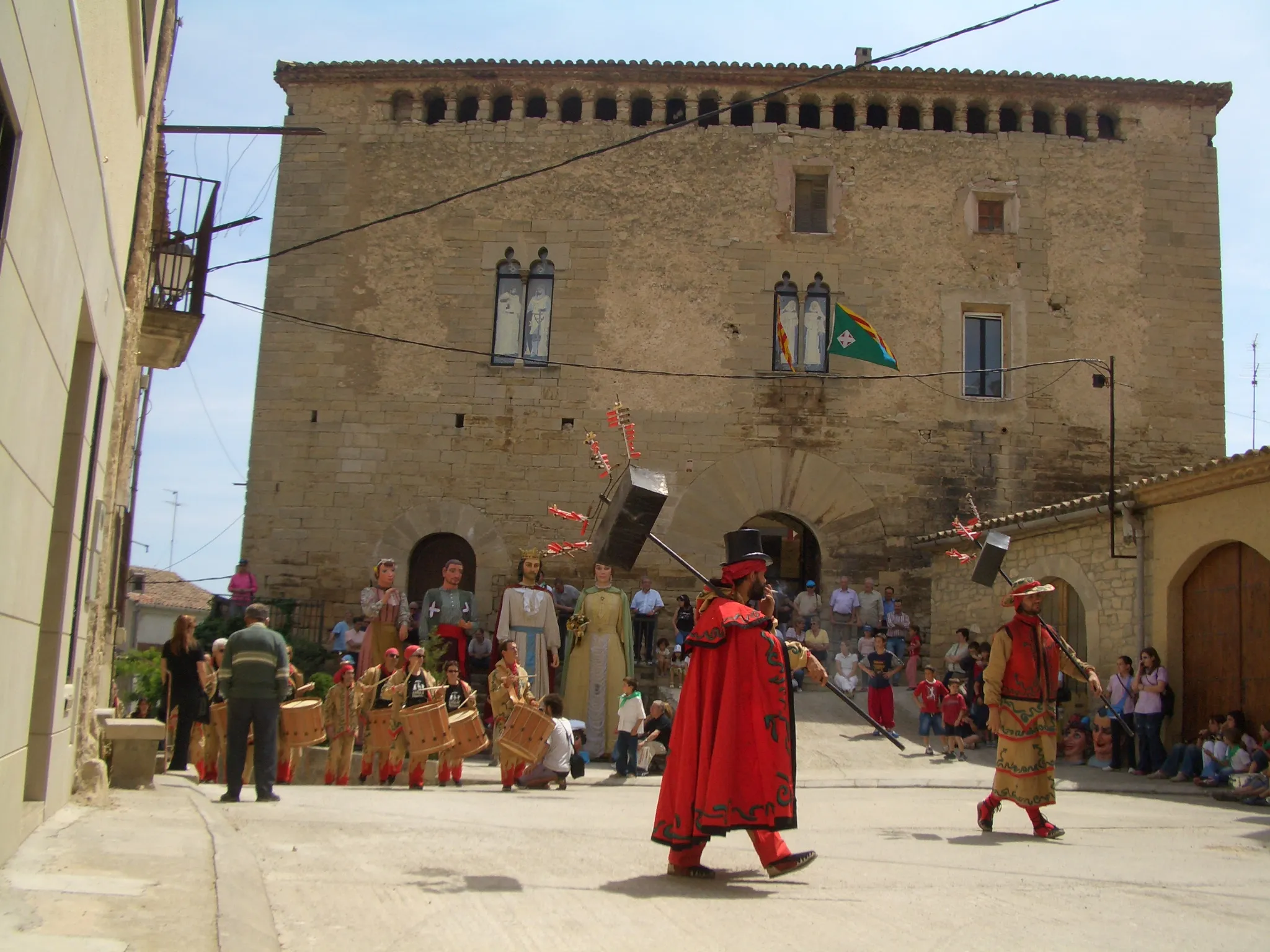 Photo showing: Els diables davant la façana del Castell de l'Espluga