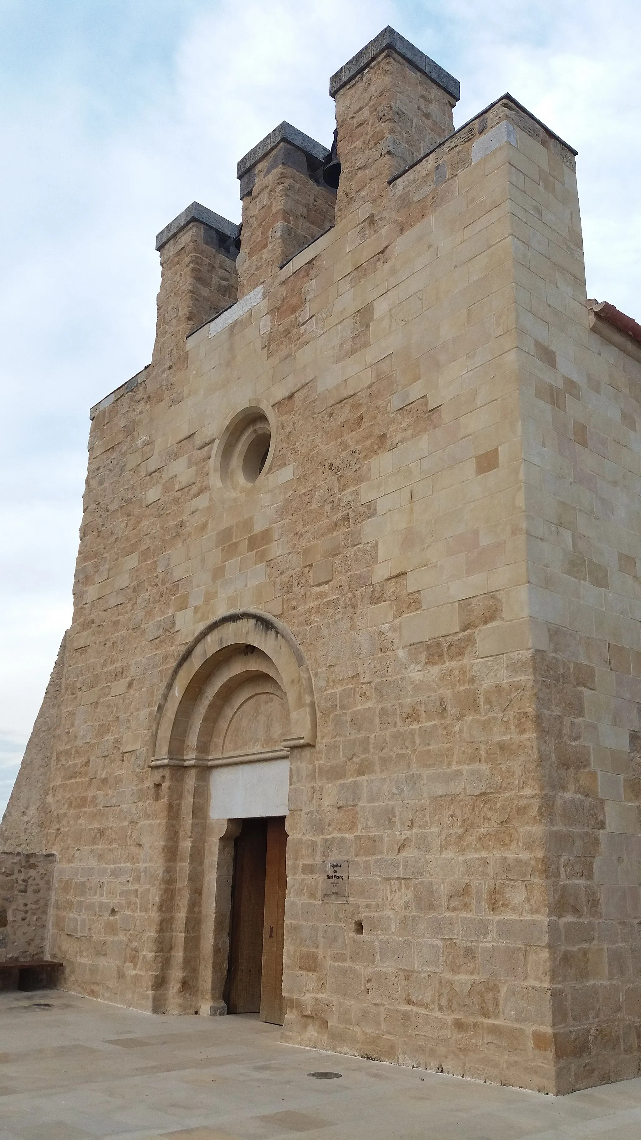 Photo showing: Vista de la façana de l'església de Sant Vicenç de Vilamalla