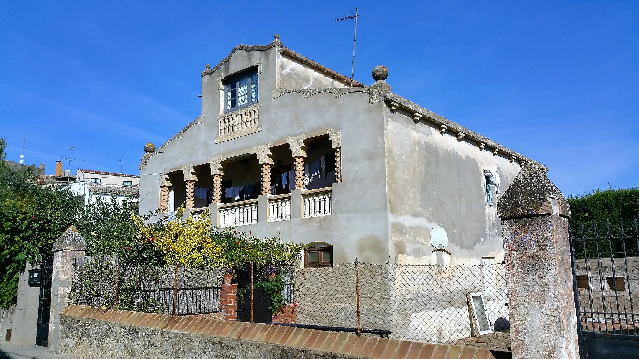 Photo showing: Casa al carrer Empordà (Saus, Camallera i Llampaies)