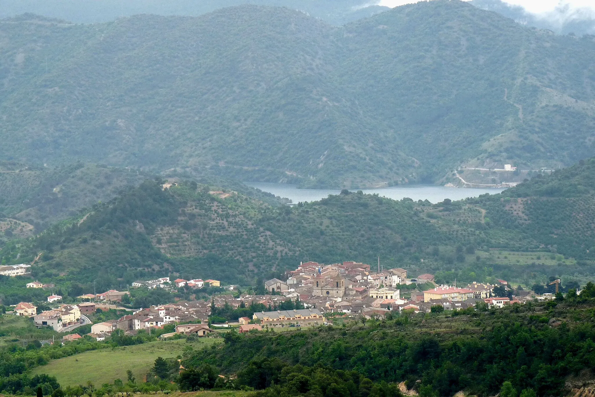 Photo showing: Cornudella from the Montsant. The reservoir of Siurana, behind.