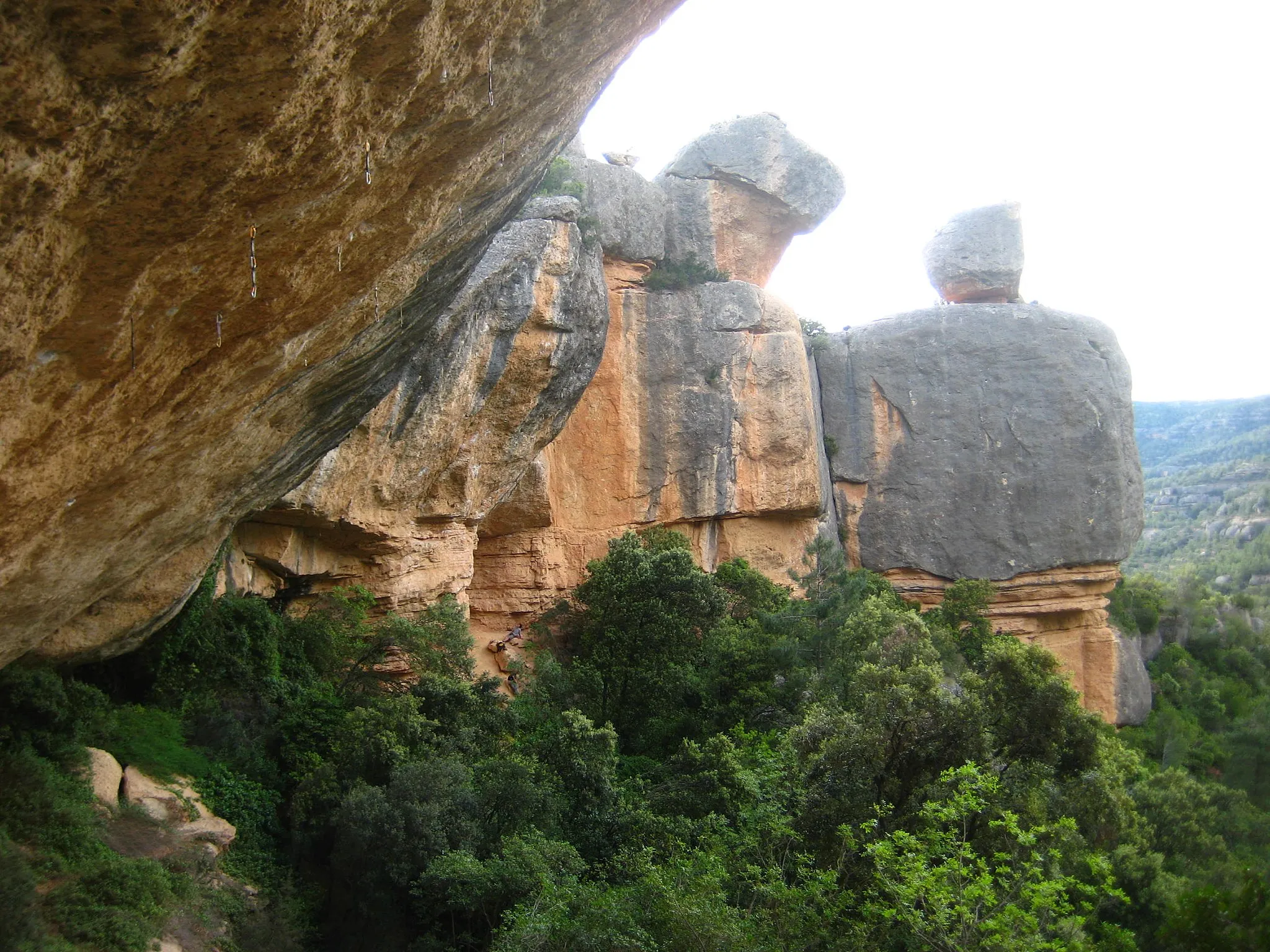 Photo showing: "Perfecto Mundo" (grade 9b+, on left with quickdraws hanging), at Raco De La Finestra, Margalef, Spain