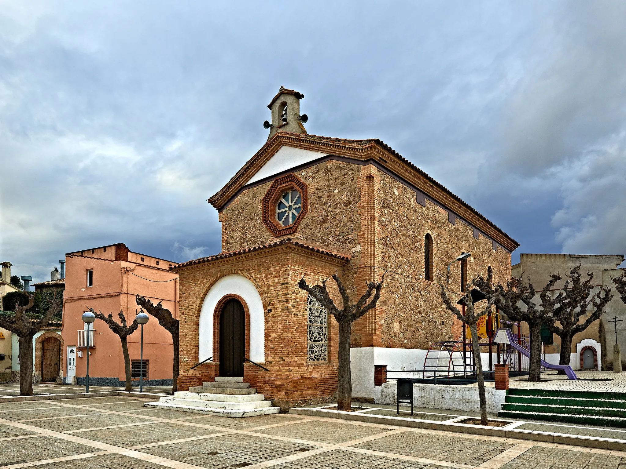 Photo showing: Puigdàlber church square, Alt Penedès, Catalunya.