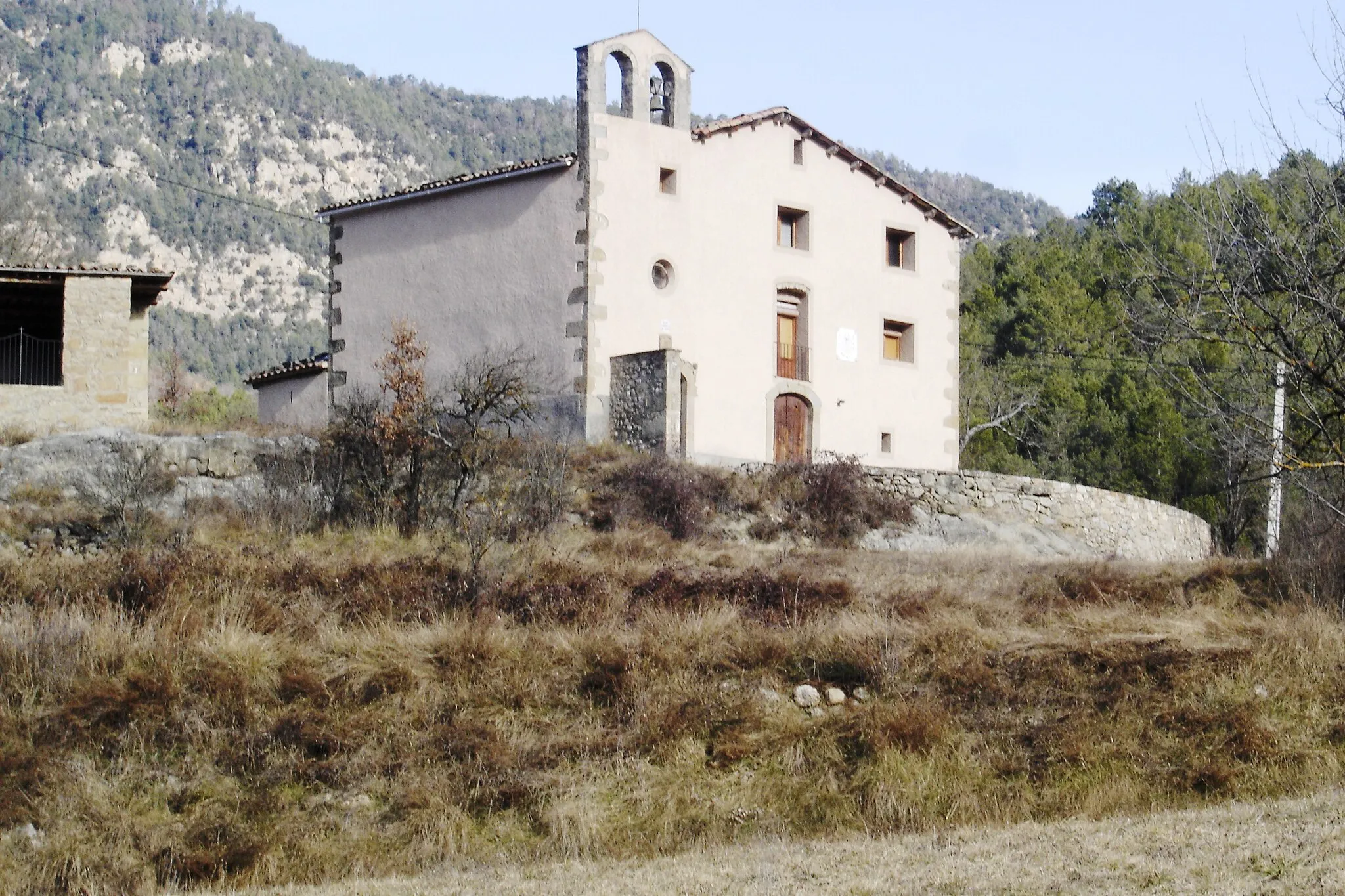 Photo showing: La nova església de Sant Climent de Castelltort, la parròquia adosada i el porxo d'entrada al cementiri (Guixers, Solsonès)