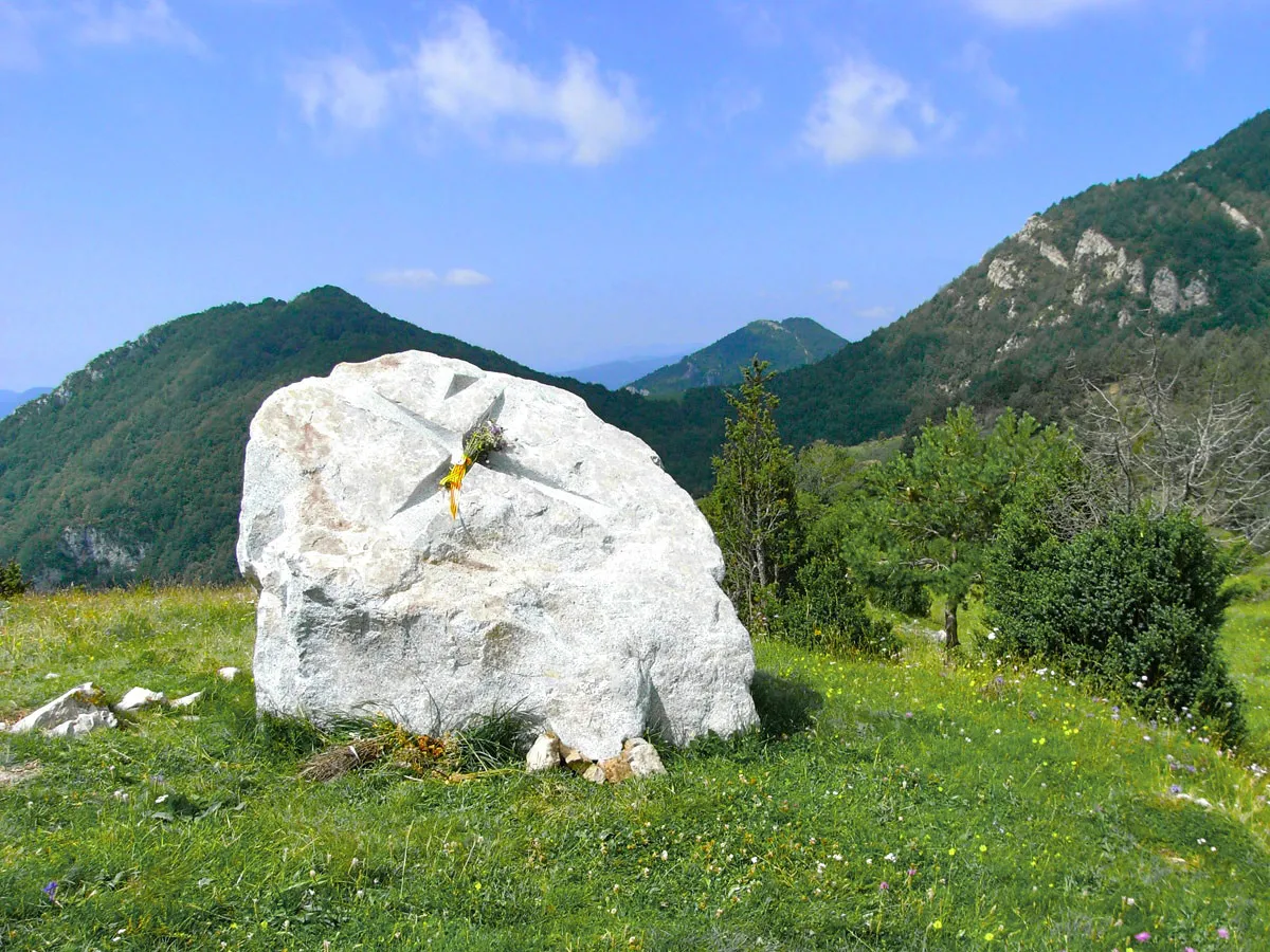 Photo showing: Pla de can Pegot, a Ogassa. Monument a en Xirinacs