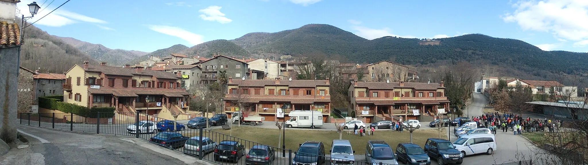 Photo showing: Riudaura's Pla dels Tiradors (la Garrotxa, Catalonia, Catalan Countries), with banners against fracking and the start of the popular walk against fracking (10th February 2013).