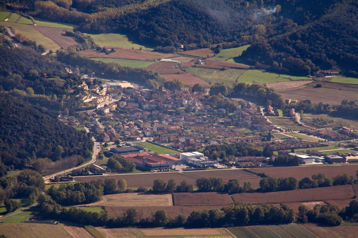 Photo showing: La vila de Sant Esteve d'en Bas vista des del Puigsacalm