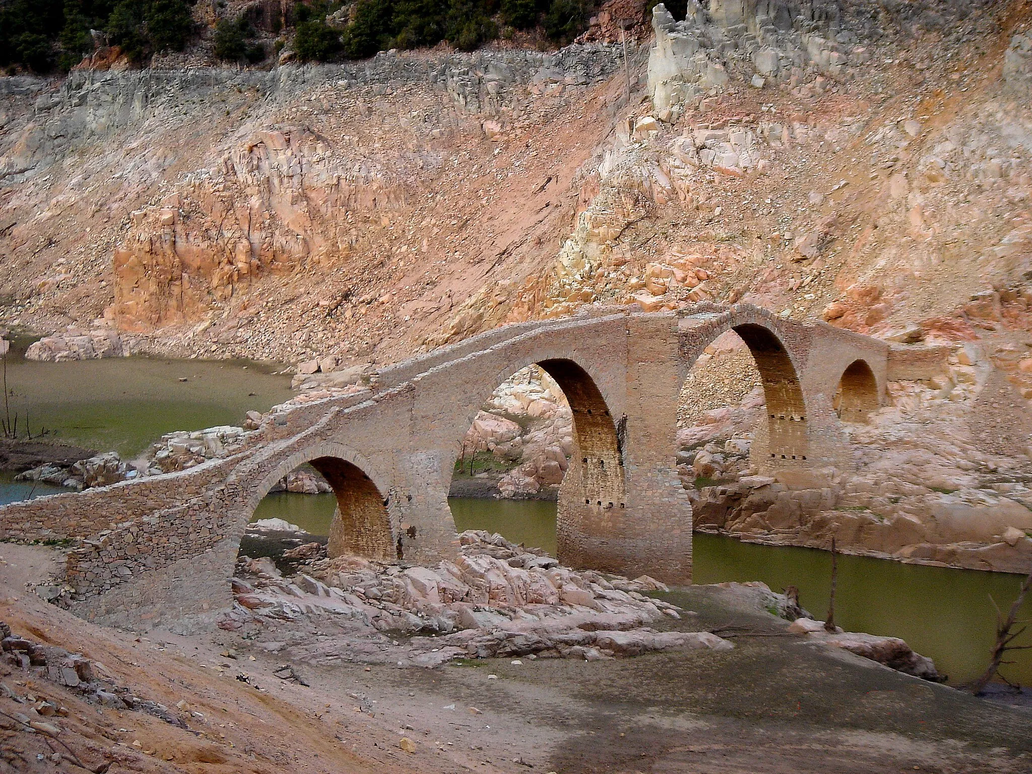 Photo showing: Pont de Querós (Sant Hilari Sacalm) habitualment submergit al pantà de Susqueda.