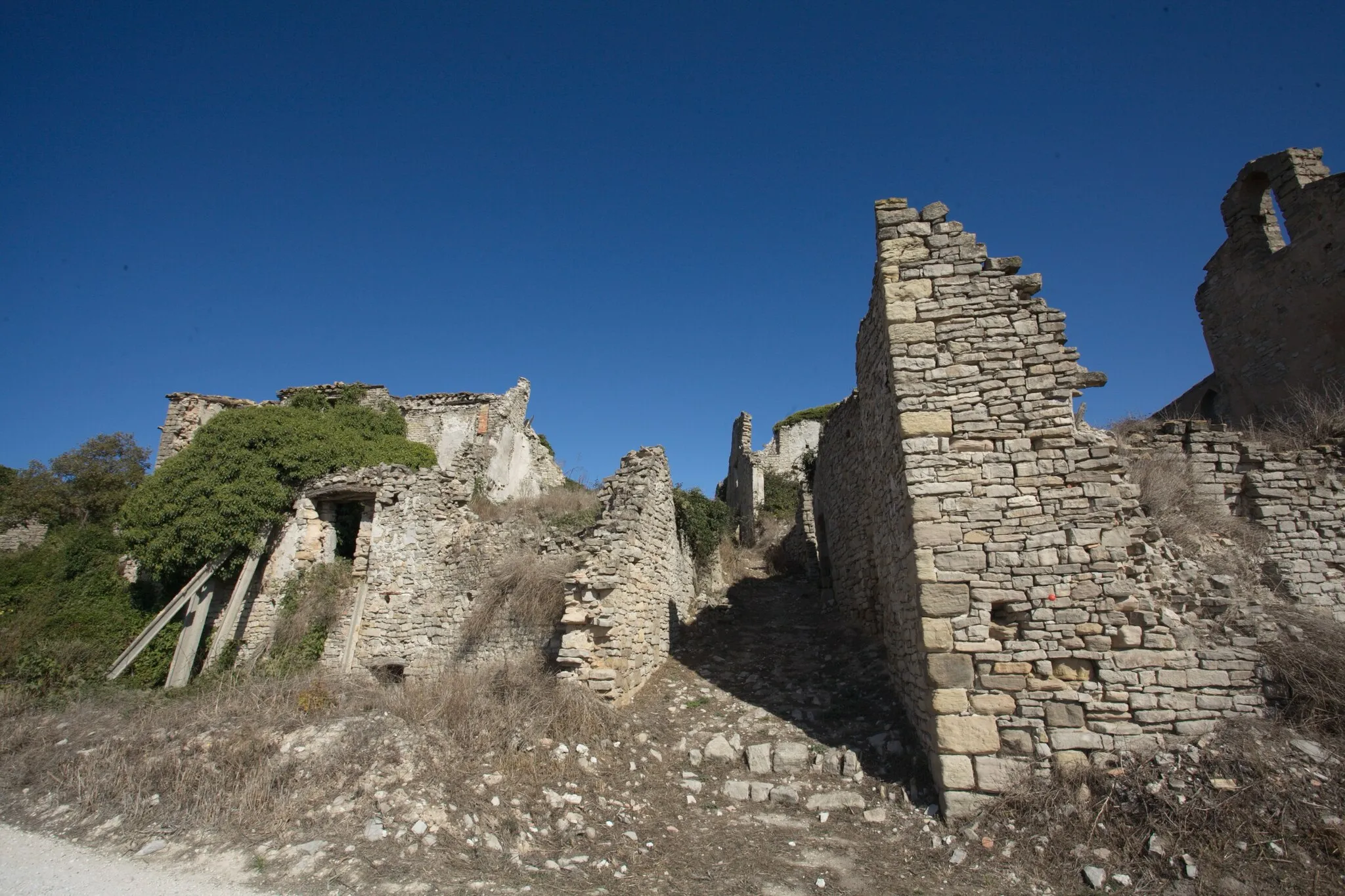 Photo showing: Edificis en ruïnes del poble de Montargull