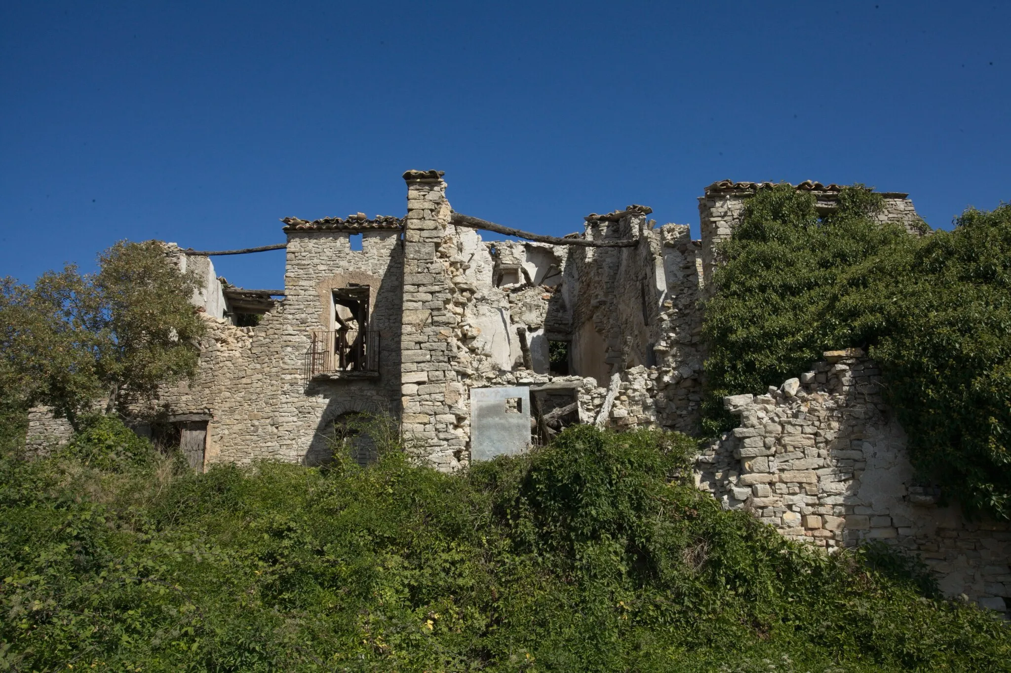 Photo showing: Edificis en ruïnes del poble de Montargull